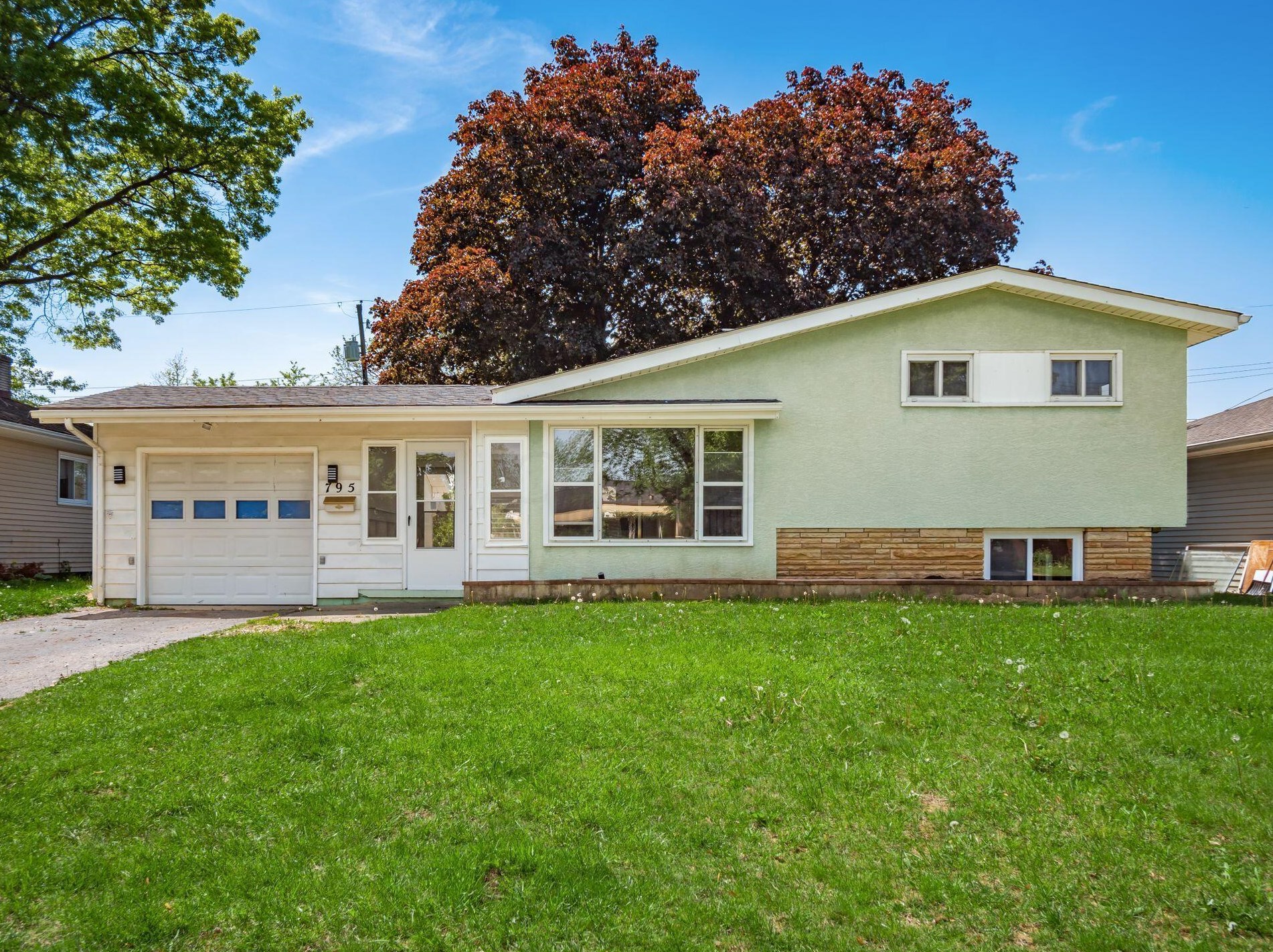795 Brixham Rd, Columbus, OH 43204-1003