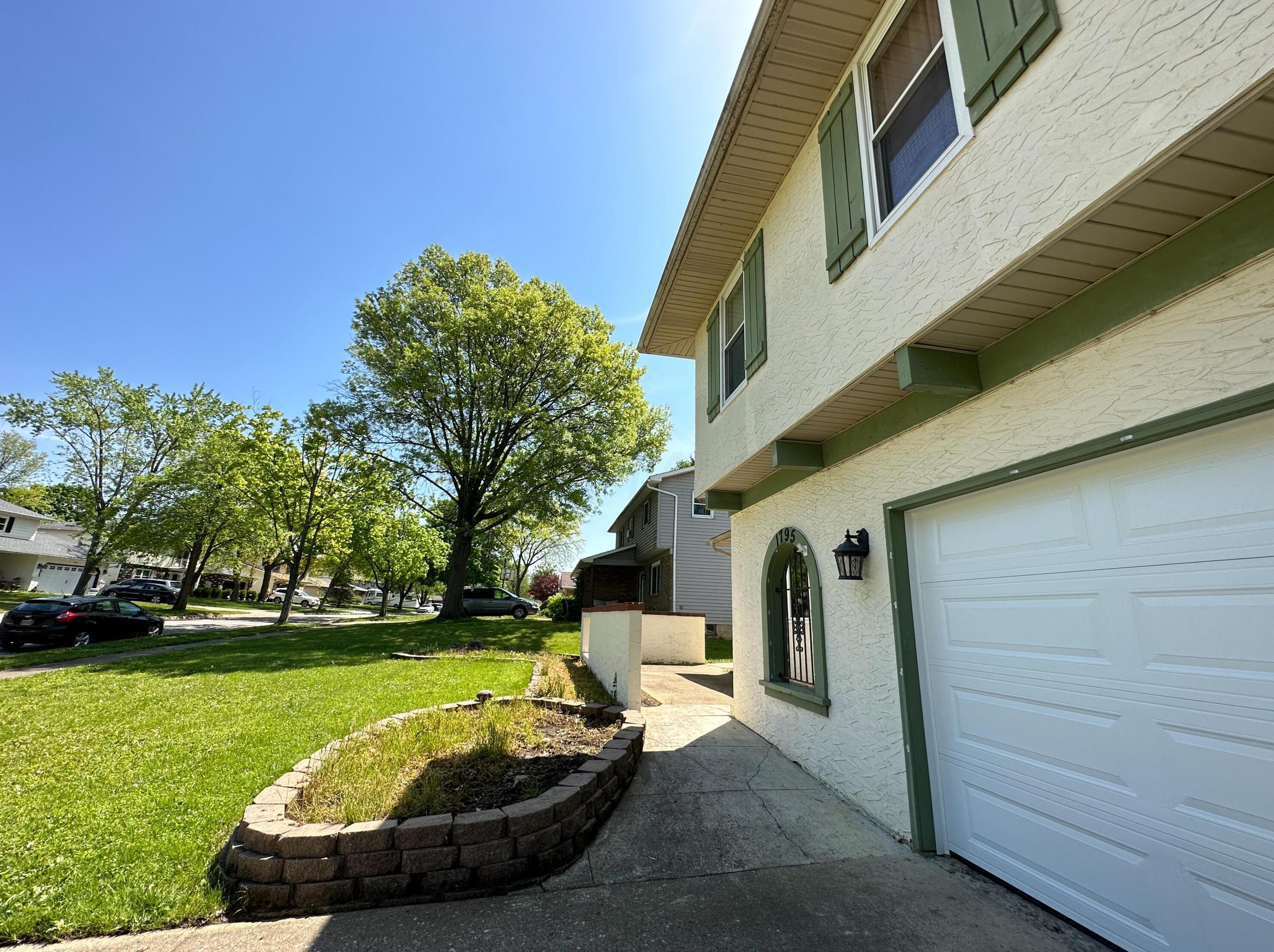 1795 Dorsetshire Rd, Columbus OH  43229-2166 exterior