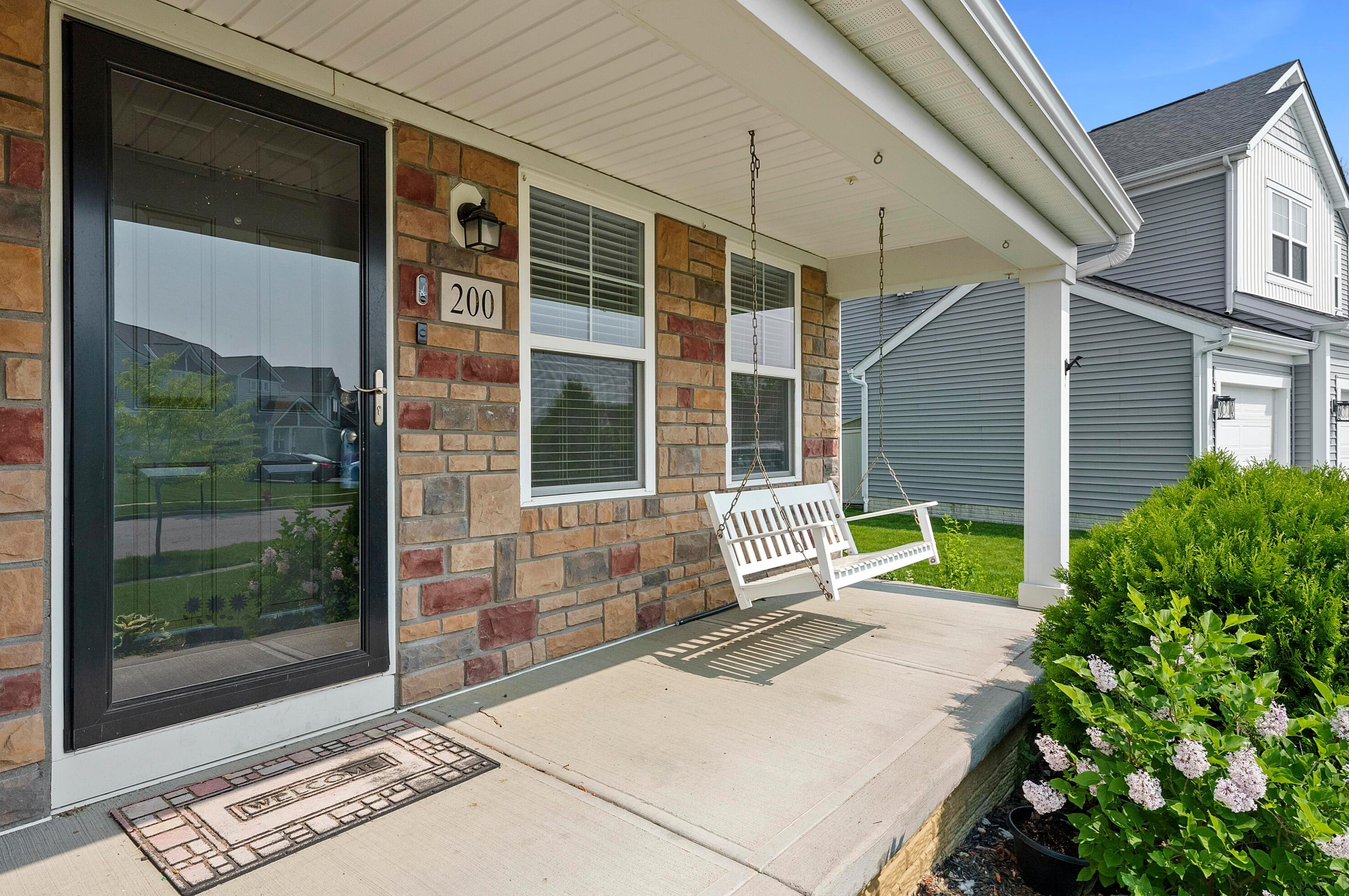 200 Glen Crossing Dr, Pataskala, OH 43062