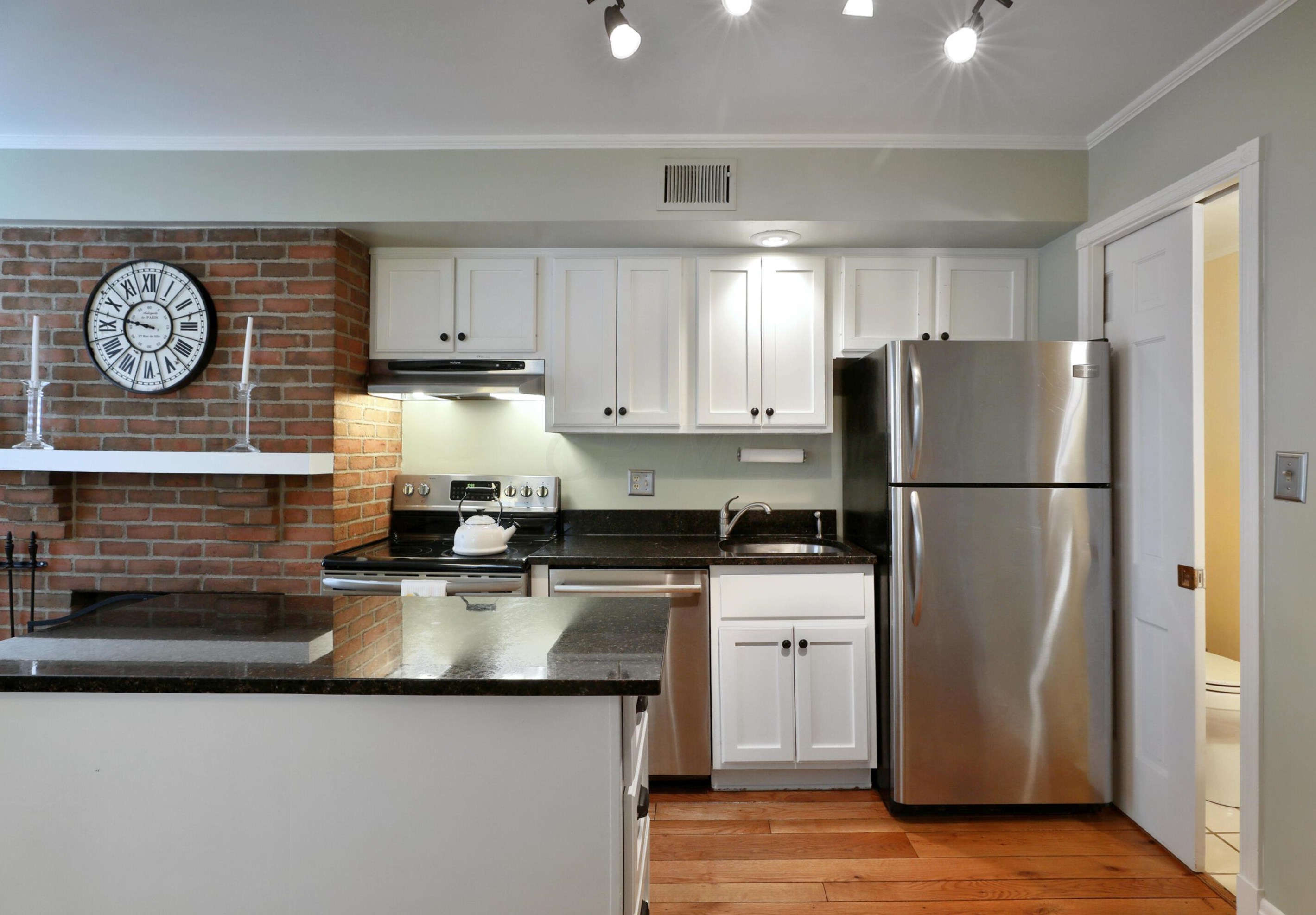 614 Grant Ave, Columbus OH 43215-5549 exterior