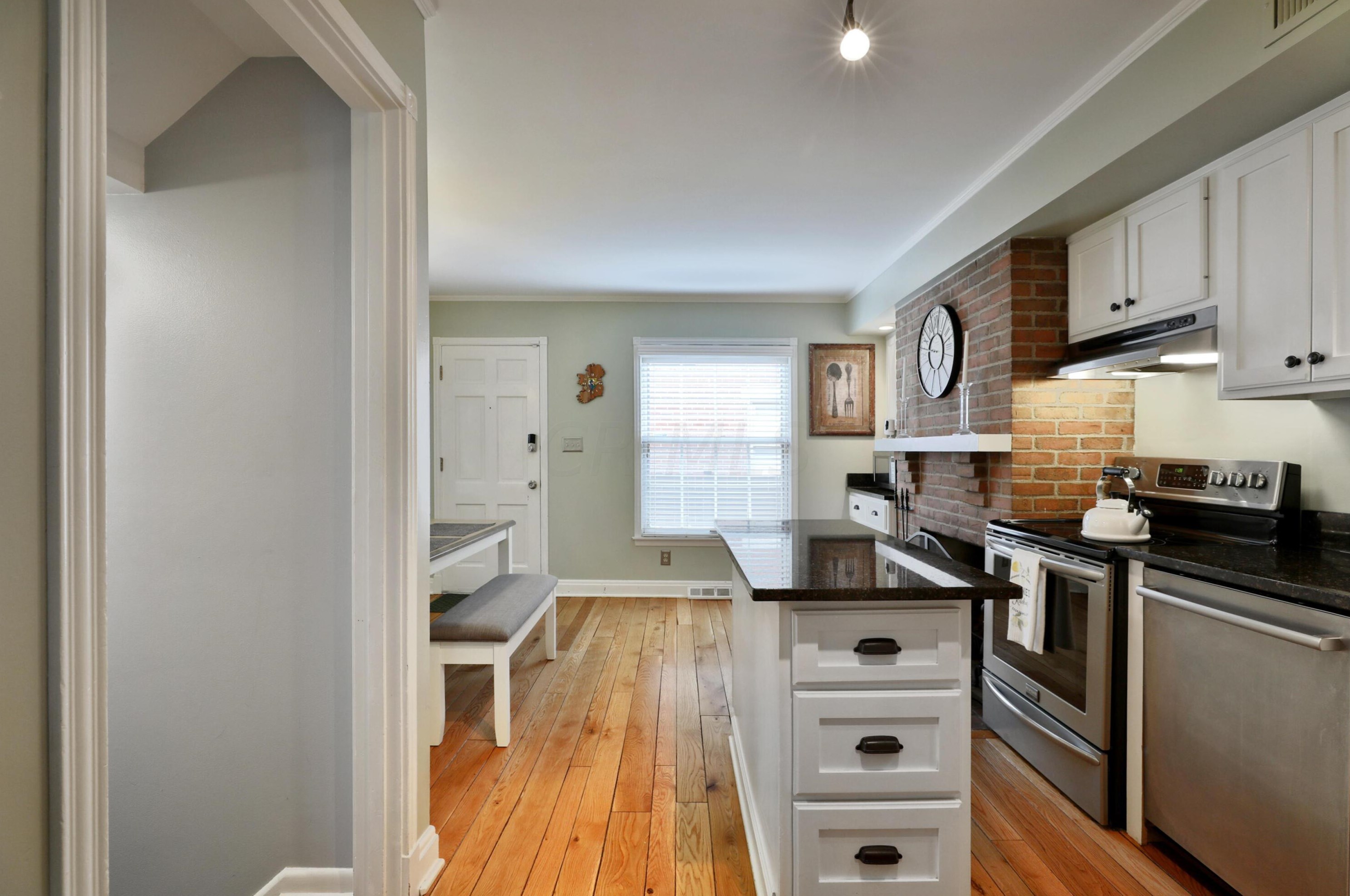 614 Grant Ave, Columbus OH 43215-5549 exterior