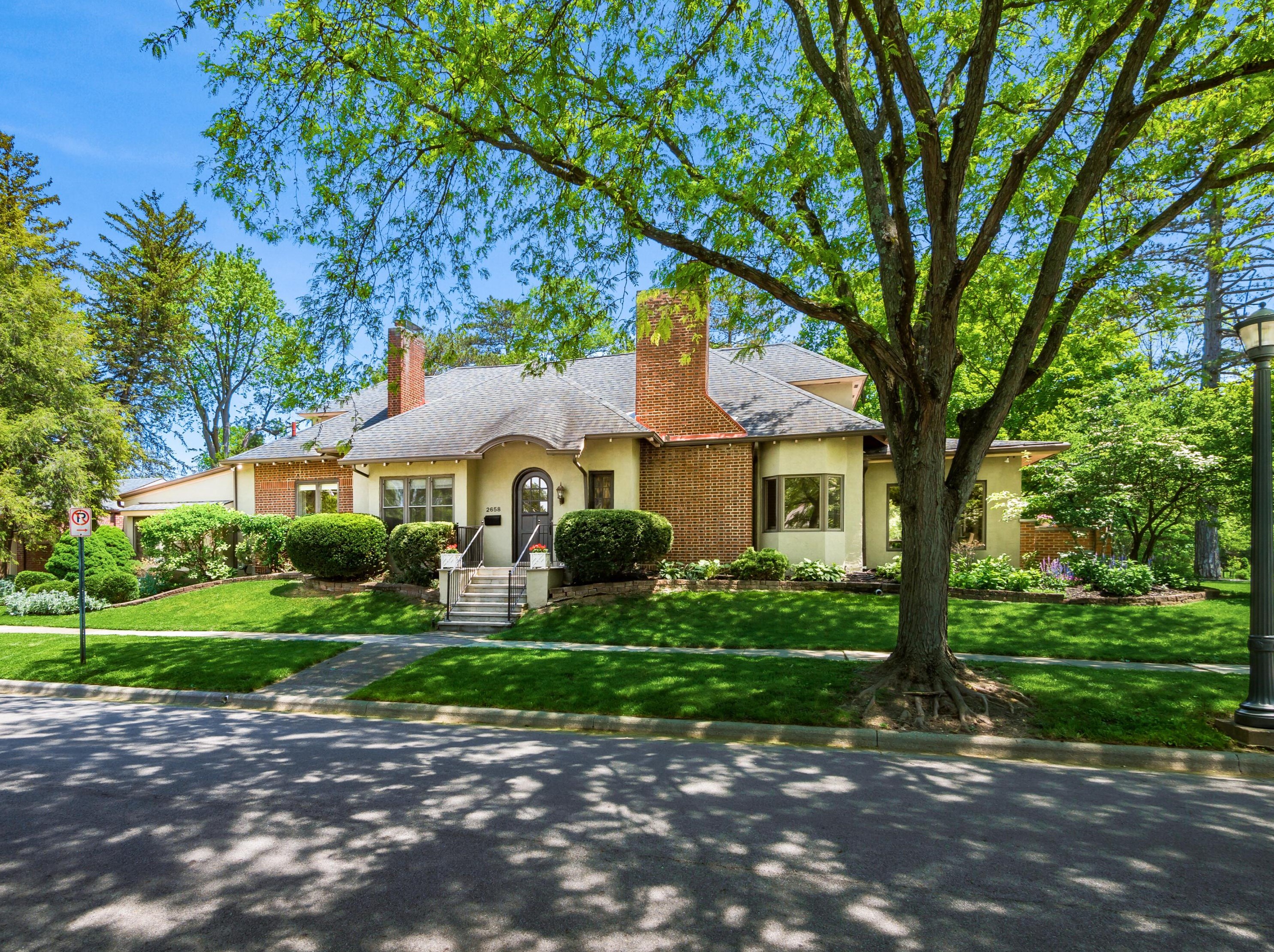 2658 Broad St, Columbus, OH 43204-3329