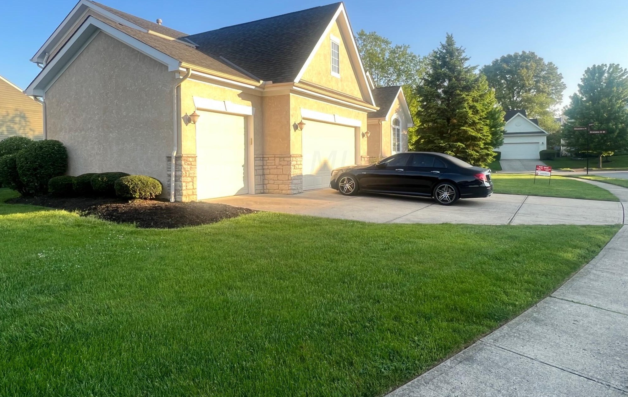 605 Stratshire Ln, Columbus, OH 43230-1983