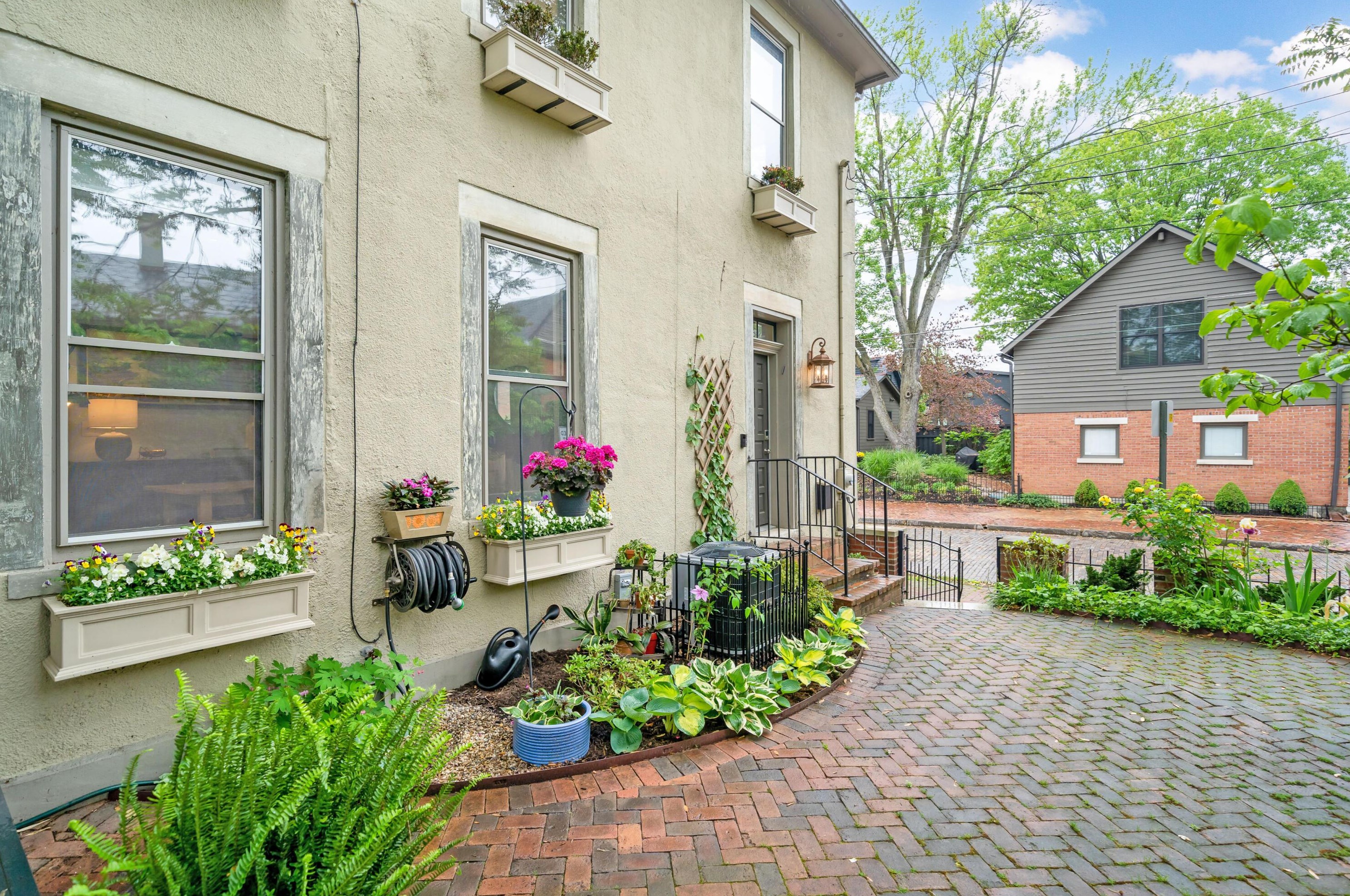 173 Sycamore St, Columbus OH  43215-5617 exterior