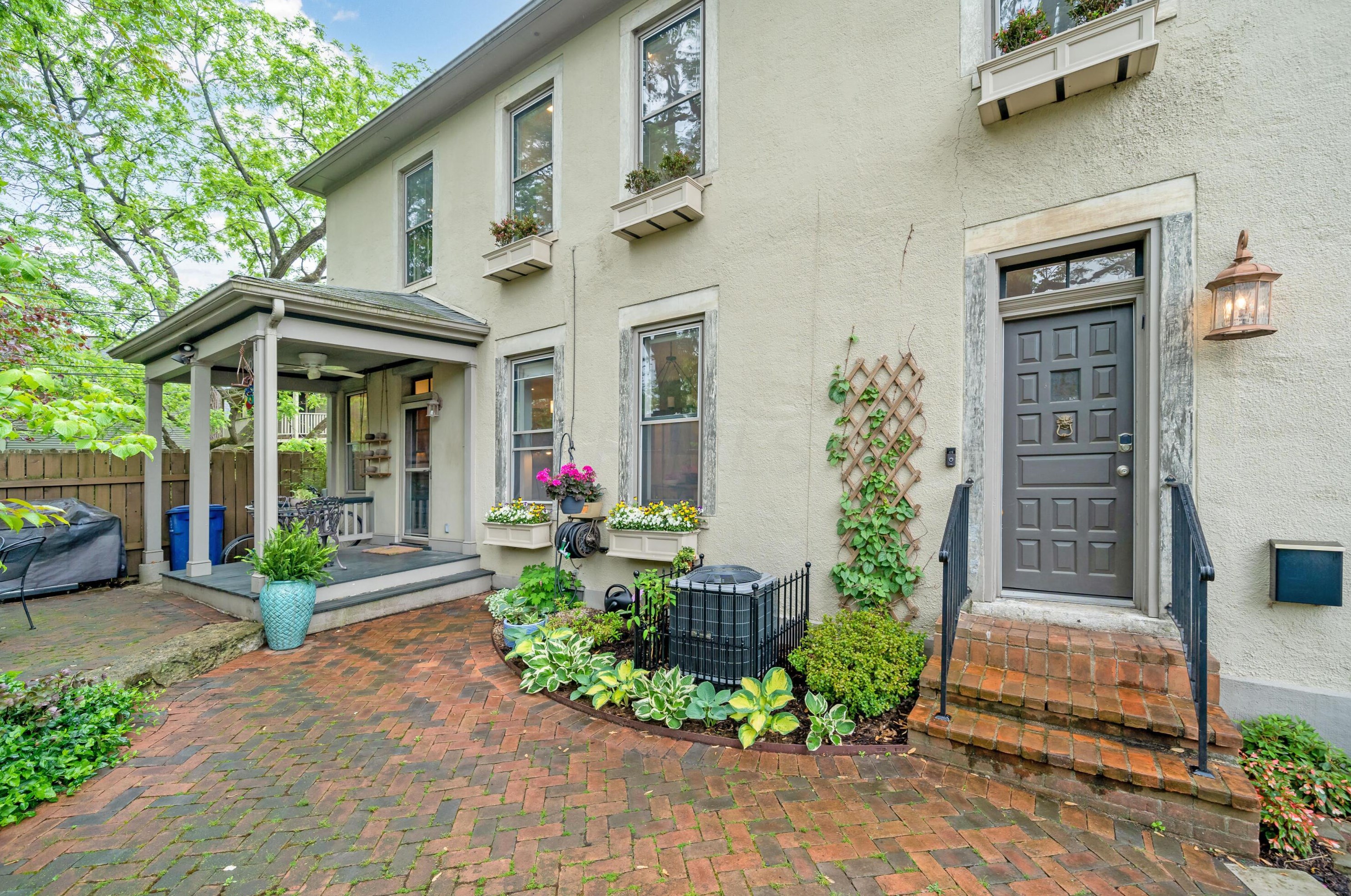 173 Sycamore St, Columbus OH  43215-5617 exterior