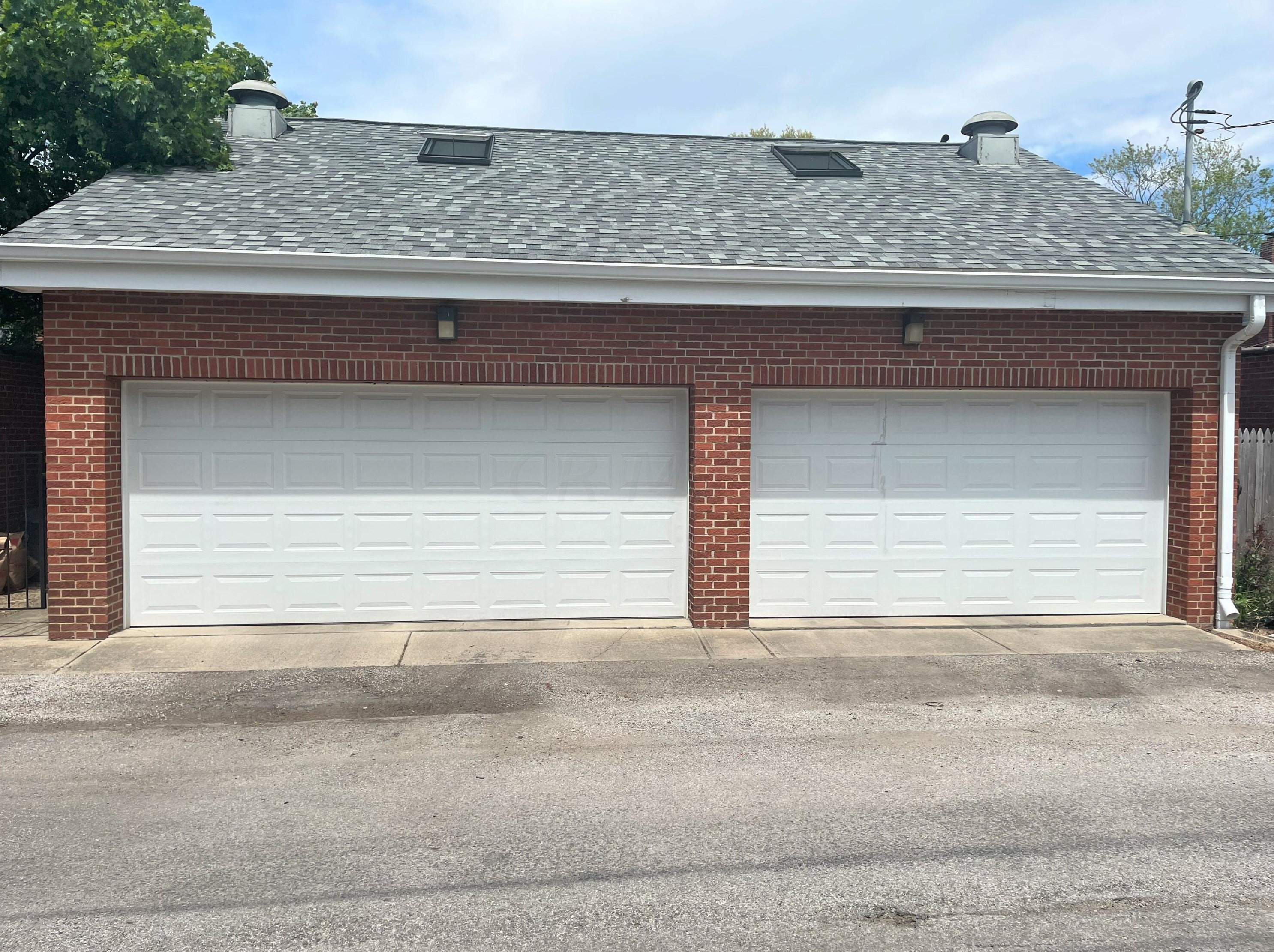 2815 Sherwood Rd, Columbus, OH 43209-2207