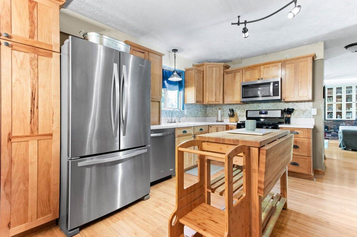 2141 Meadow Hills Ct, Columbus, OH 43228-9526
