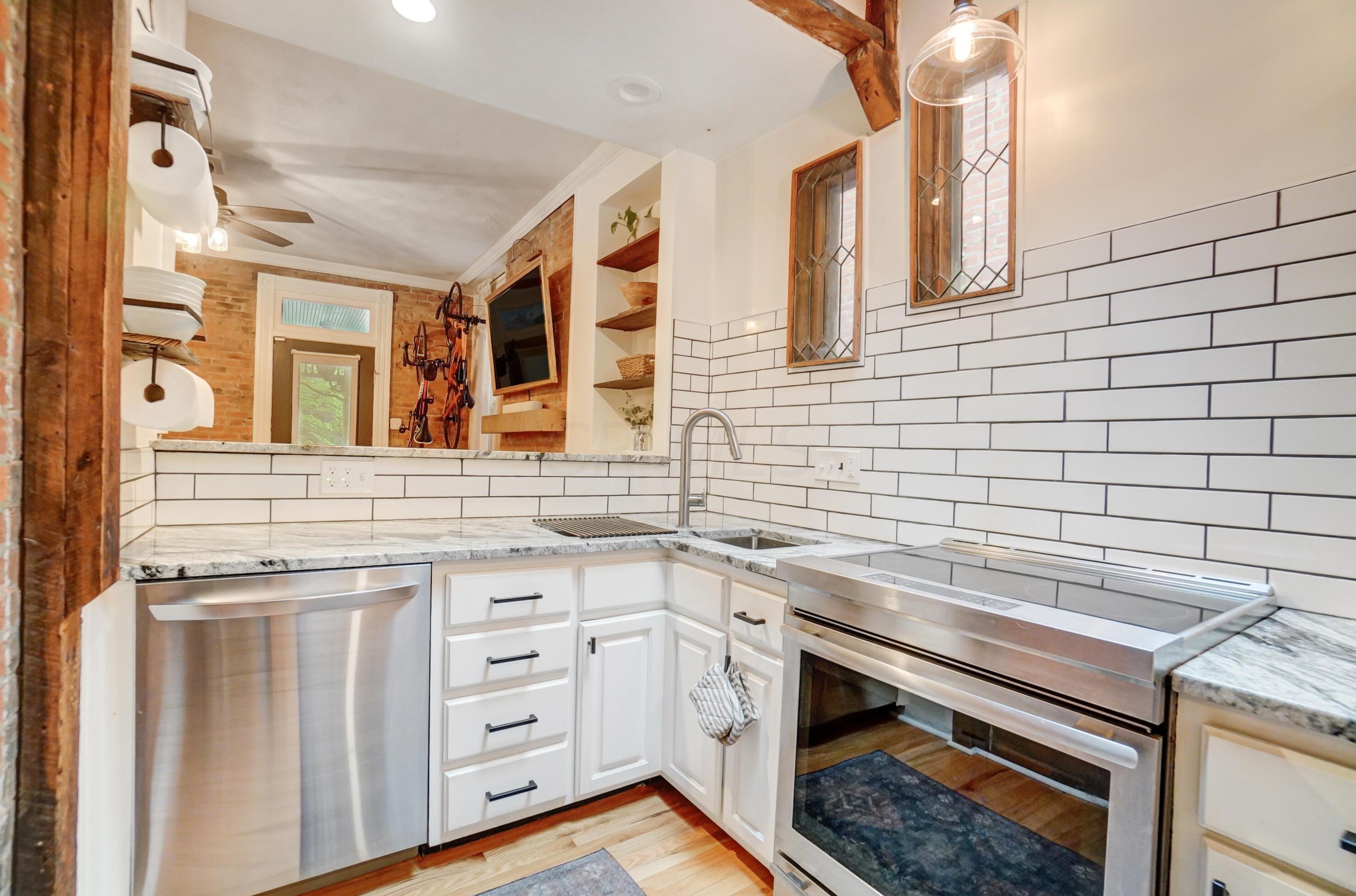 81 Lincoln St, Columbus OH  43215-1672 exterior