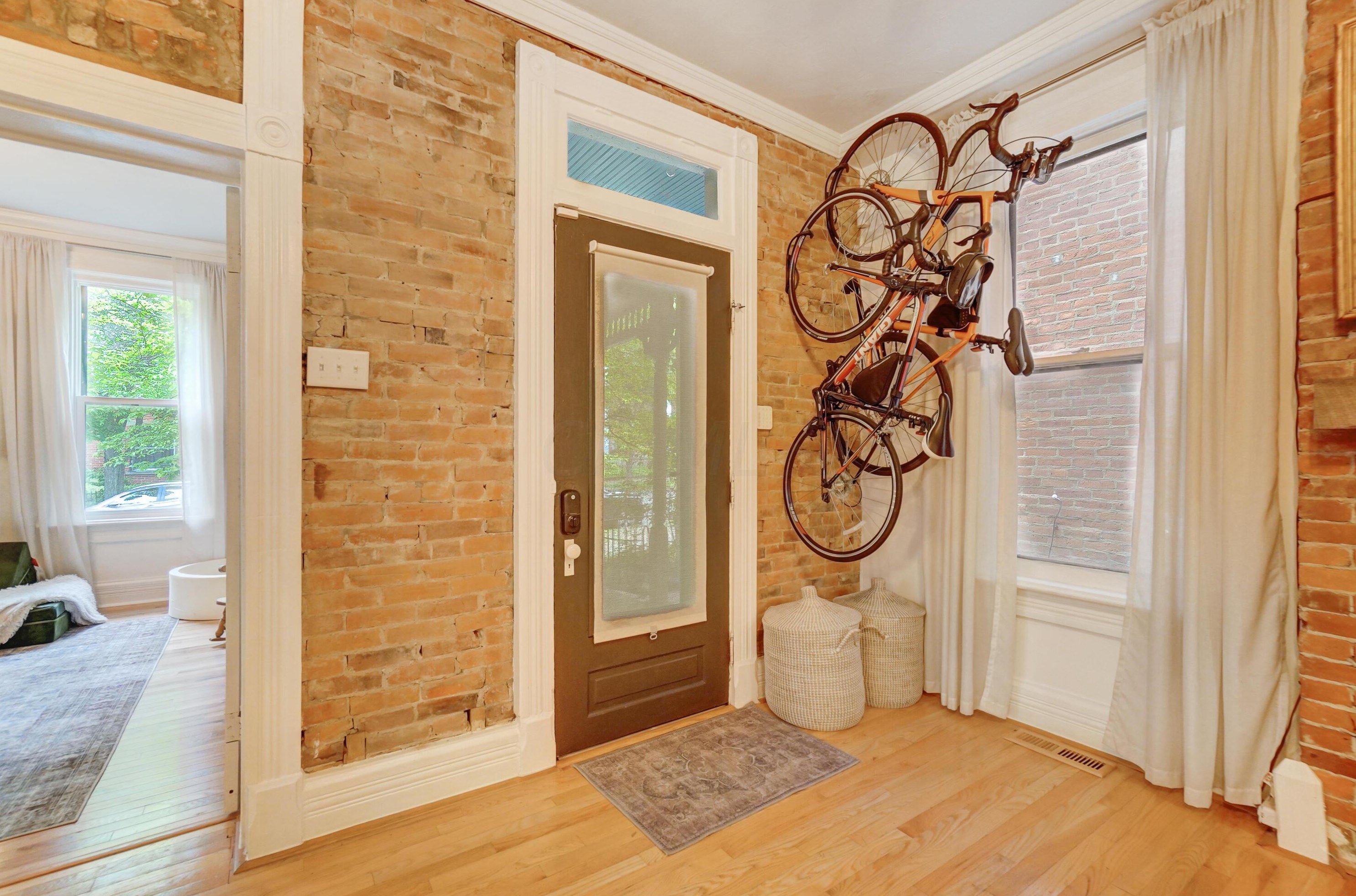 81 Lincoln St, Columbus OH  43215-1672 exterior