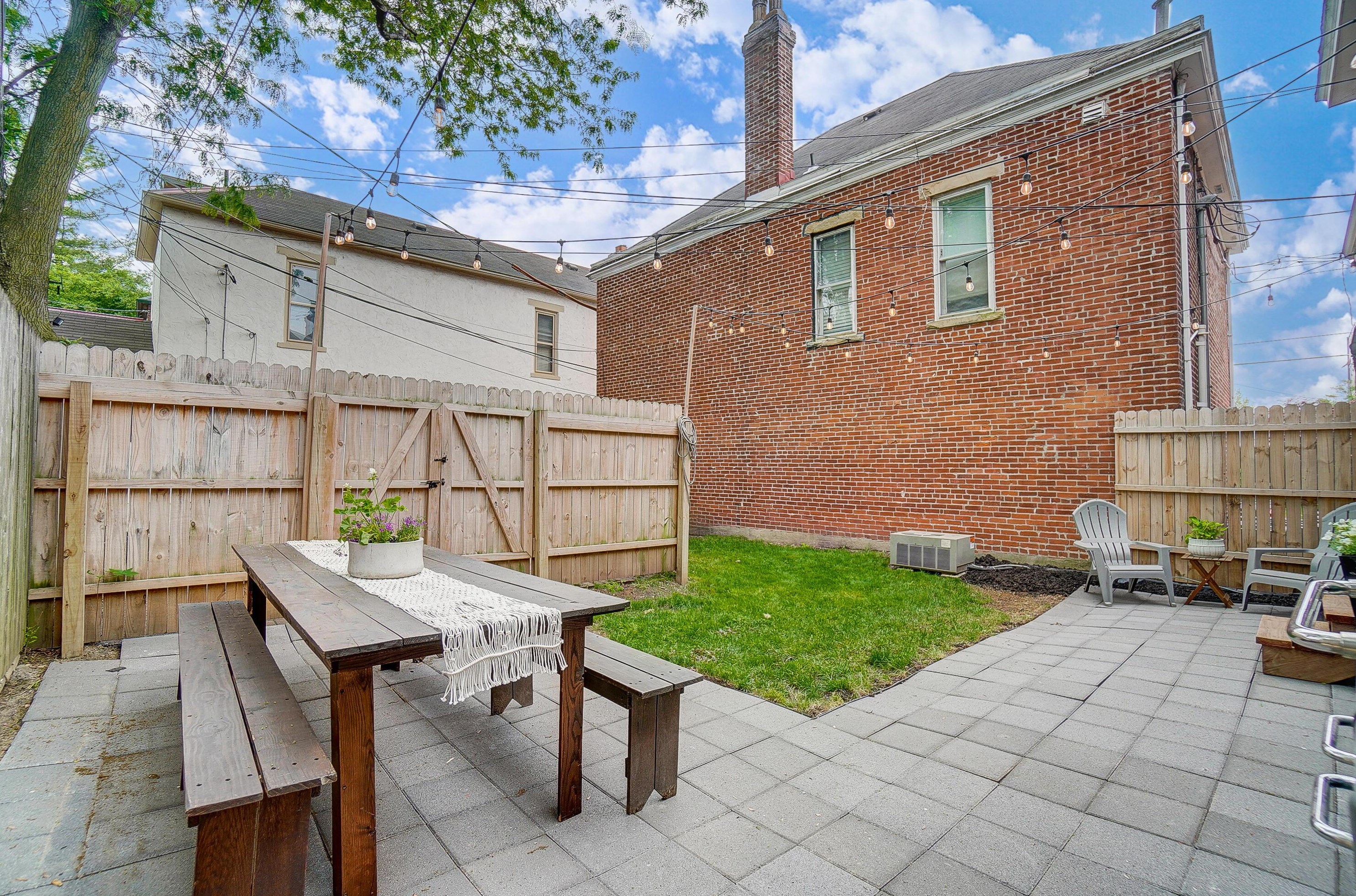 81 Lincoln St, Columbus OH  43215-1672 exterior