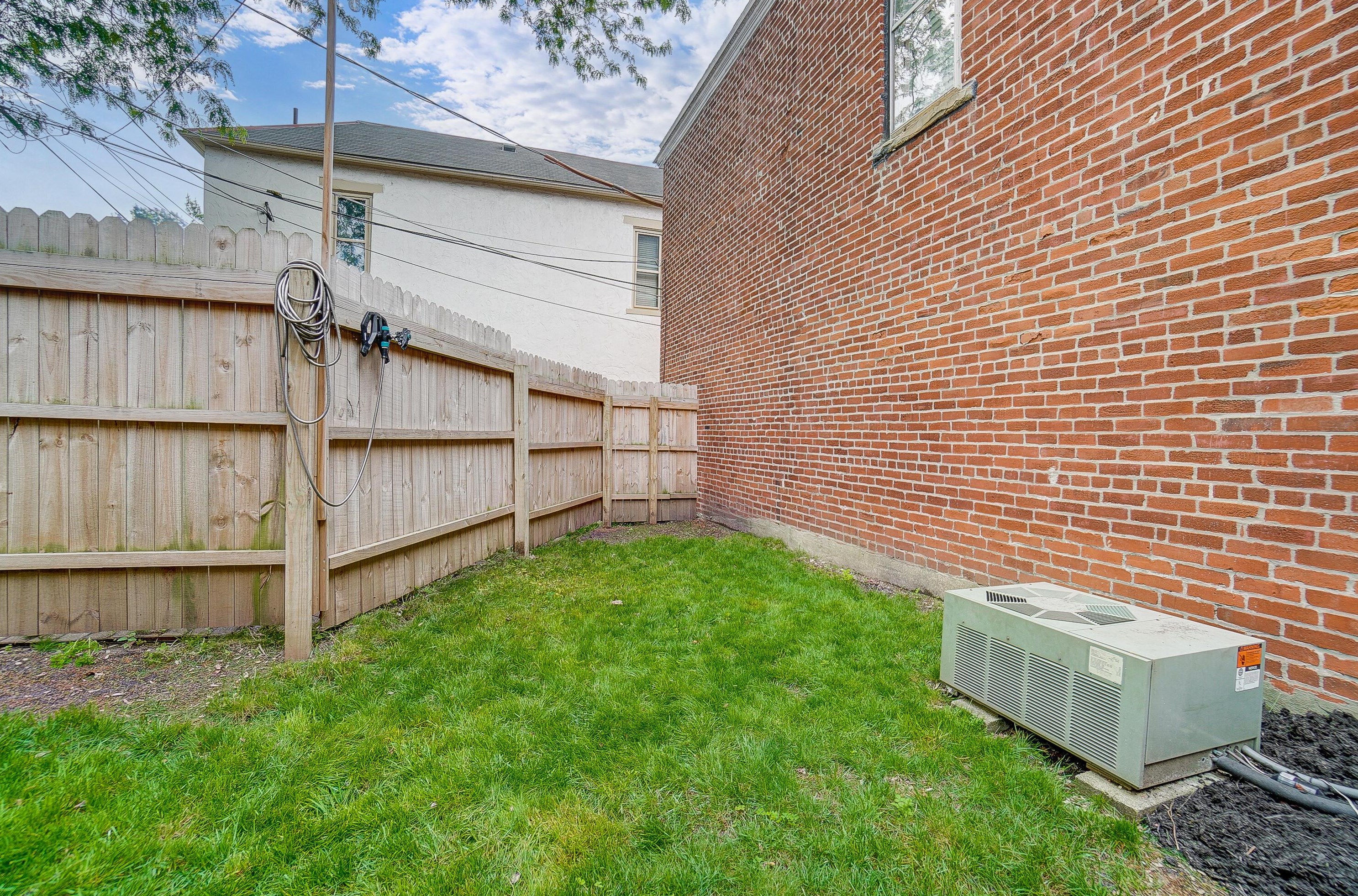 81 Lincoln St, Columbus OH  43215-1672 exterior