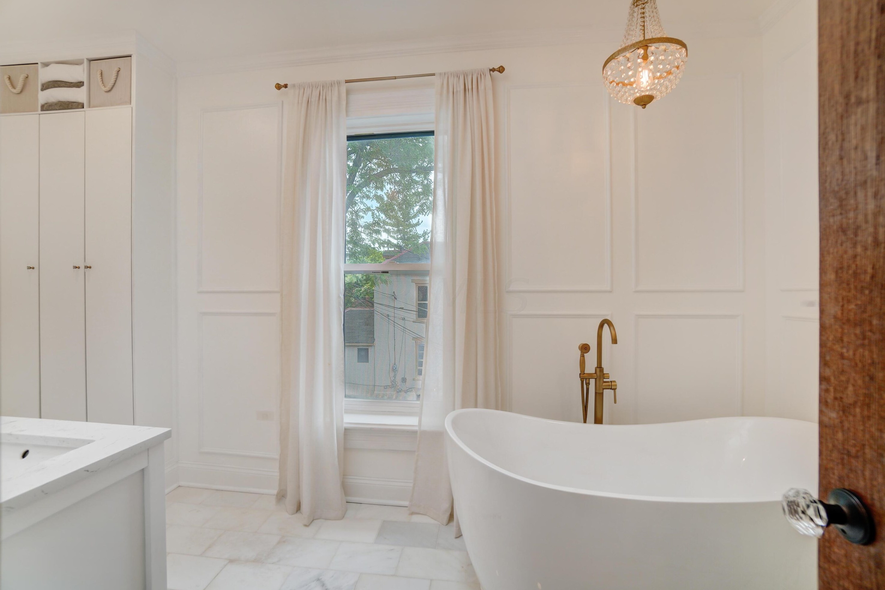 81 Lincoln St, Columbus OH  43215-1672 exterior