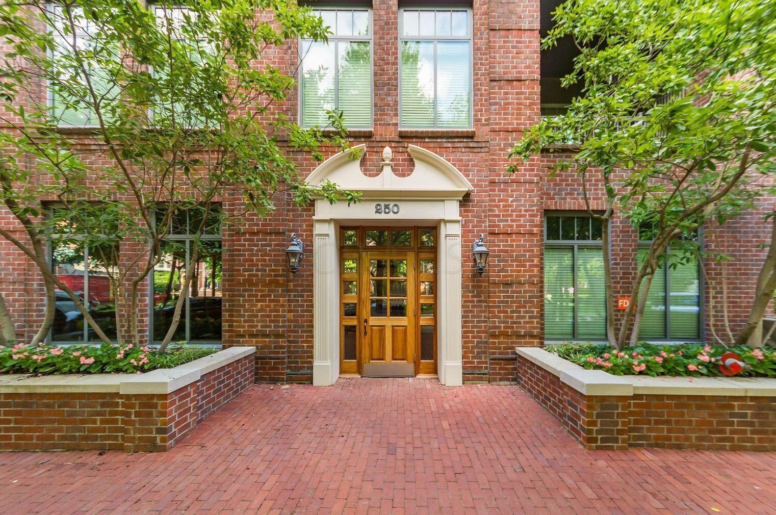 250 Daniel Burnham Sq, Columbus OH 43215-2690 exterior