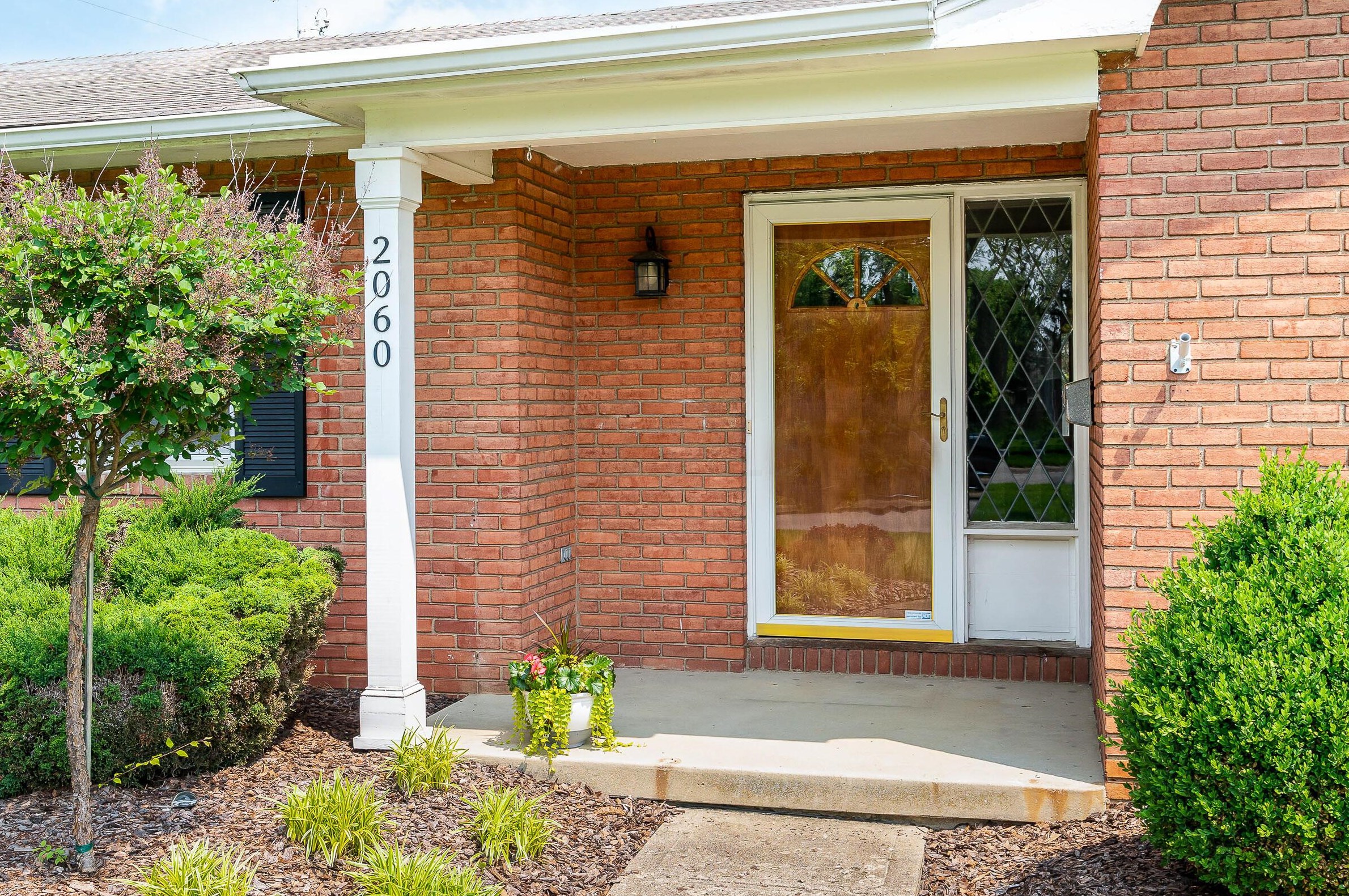 2060 Glenmere Rd, Columbus OH  43220-4808 exterior