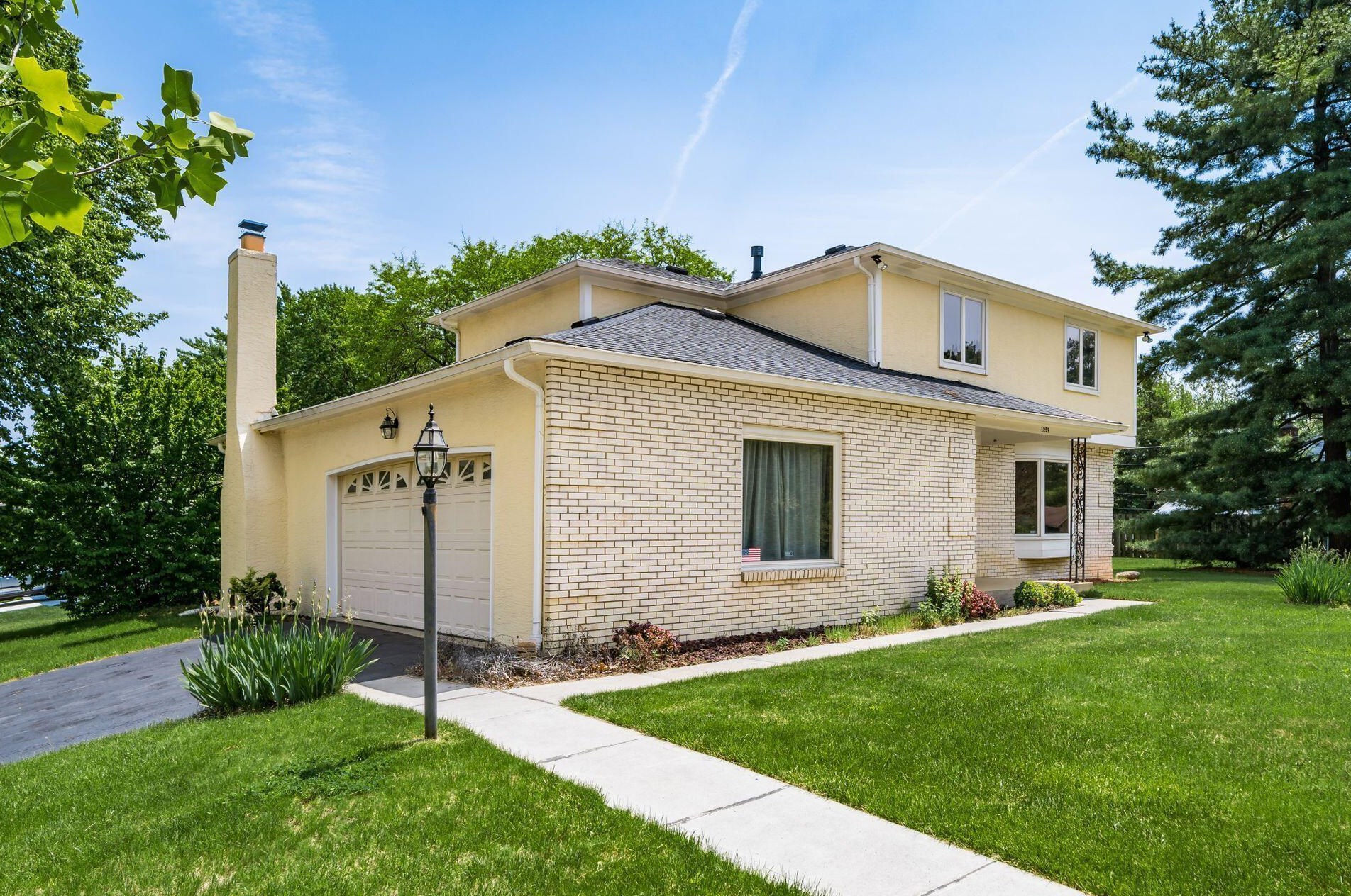 1259 Smallwood Dr, Columbus, OH 43235-2502