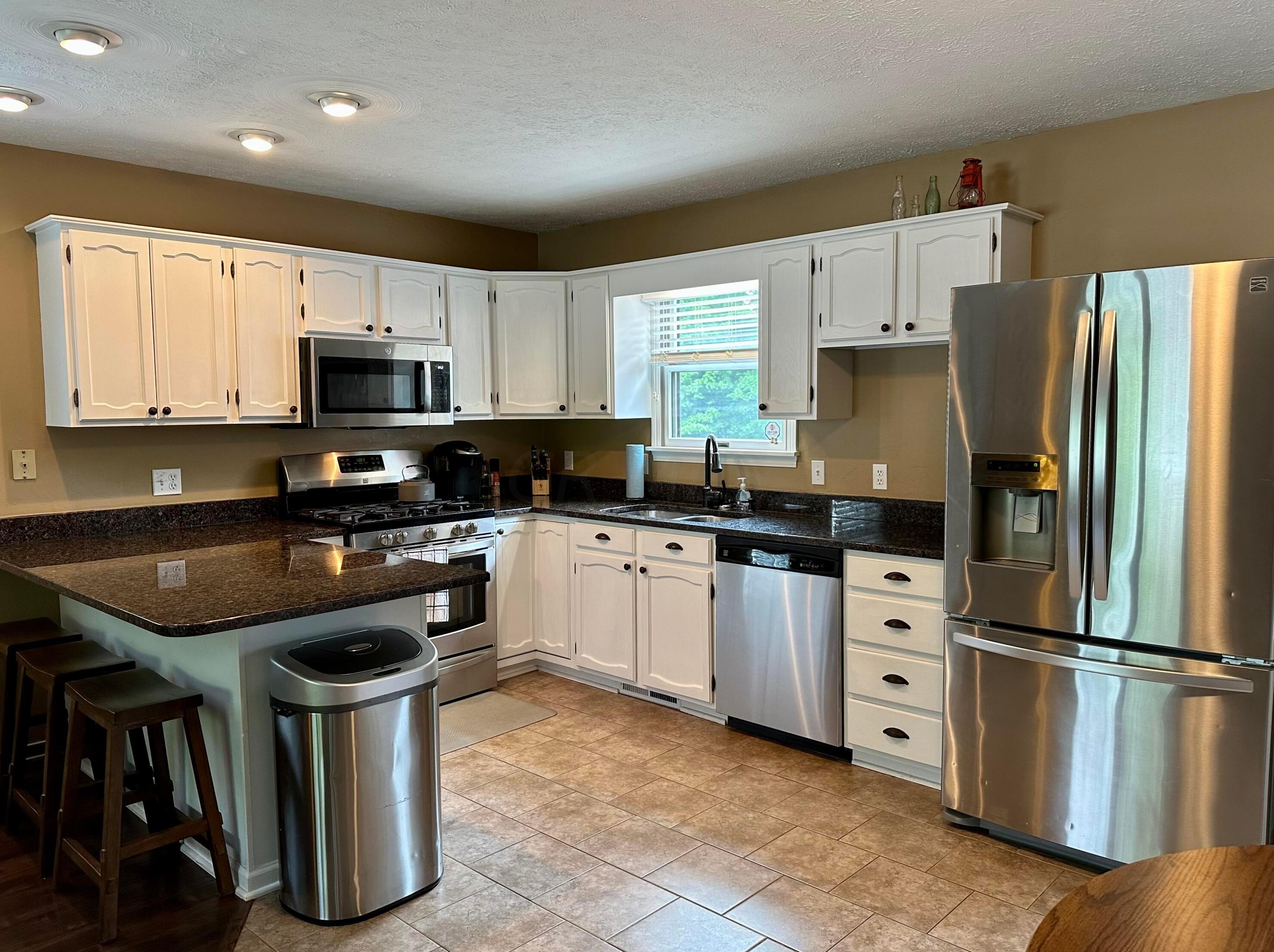 2204 Apple Valley Dr, Howard, OH 43028
