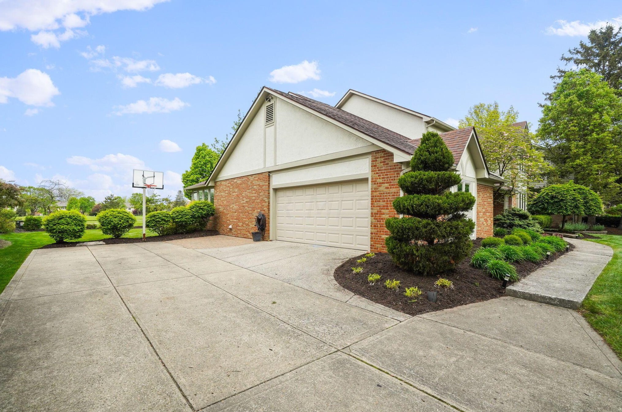 8667 Finlarig Dr, Dublin, OH 43017-9625