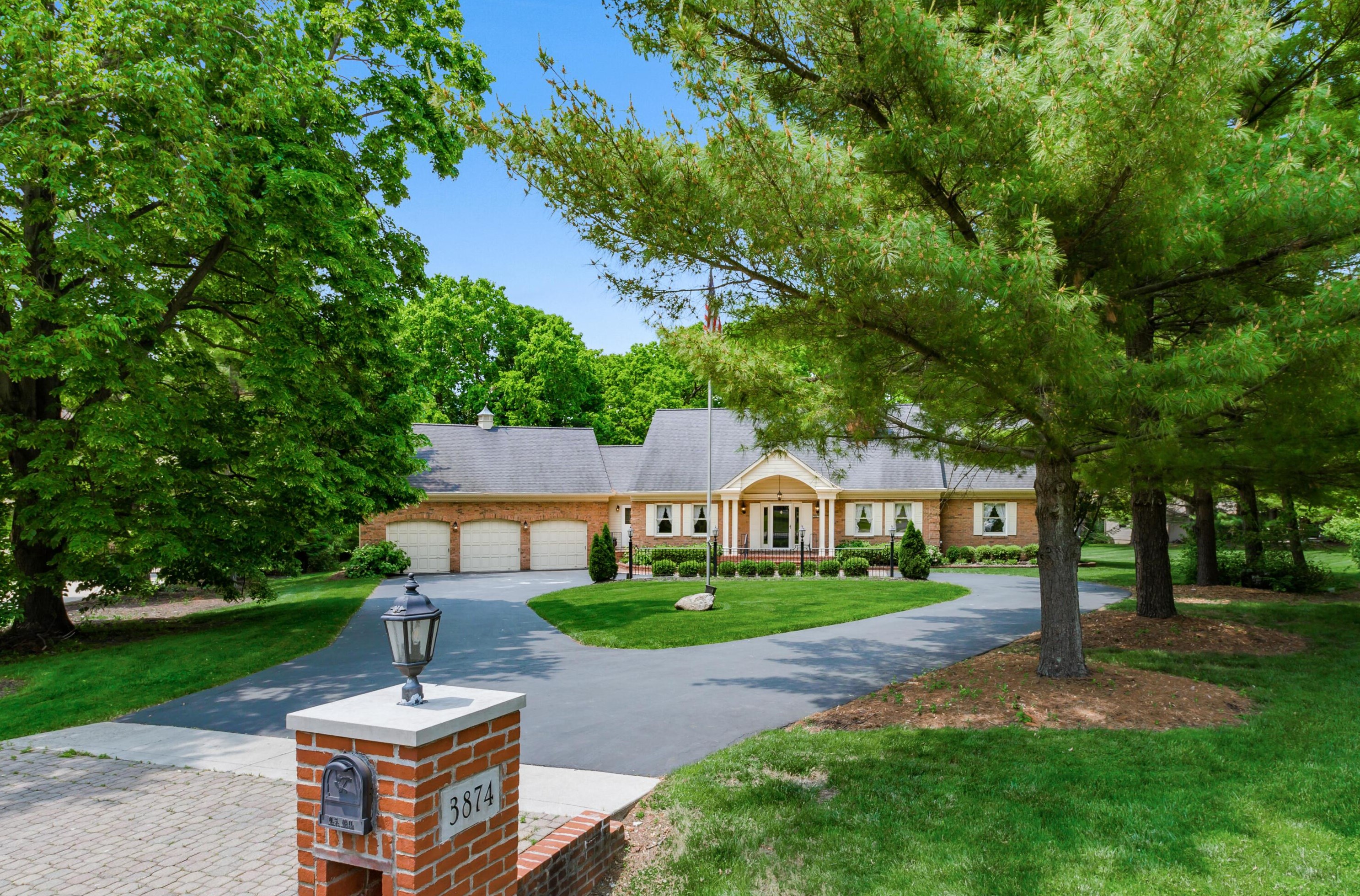 3874 Rushmore Dr, Columbus, OH 43220-2210