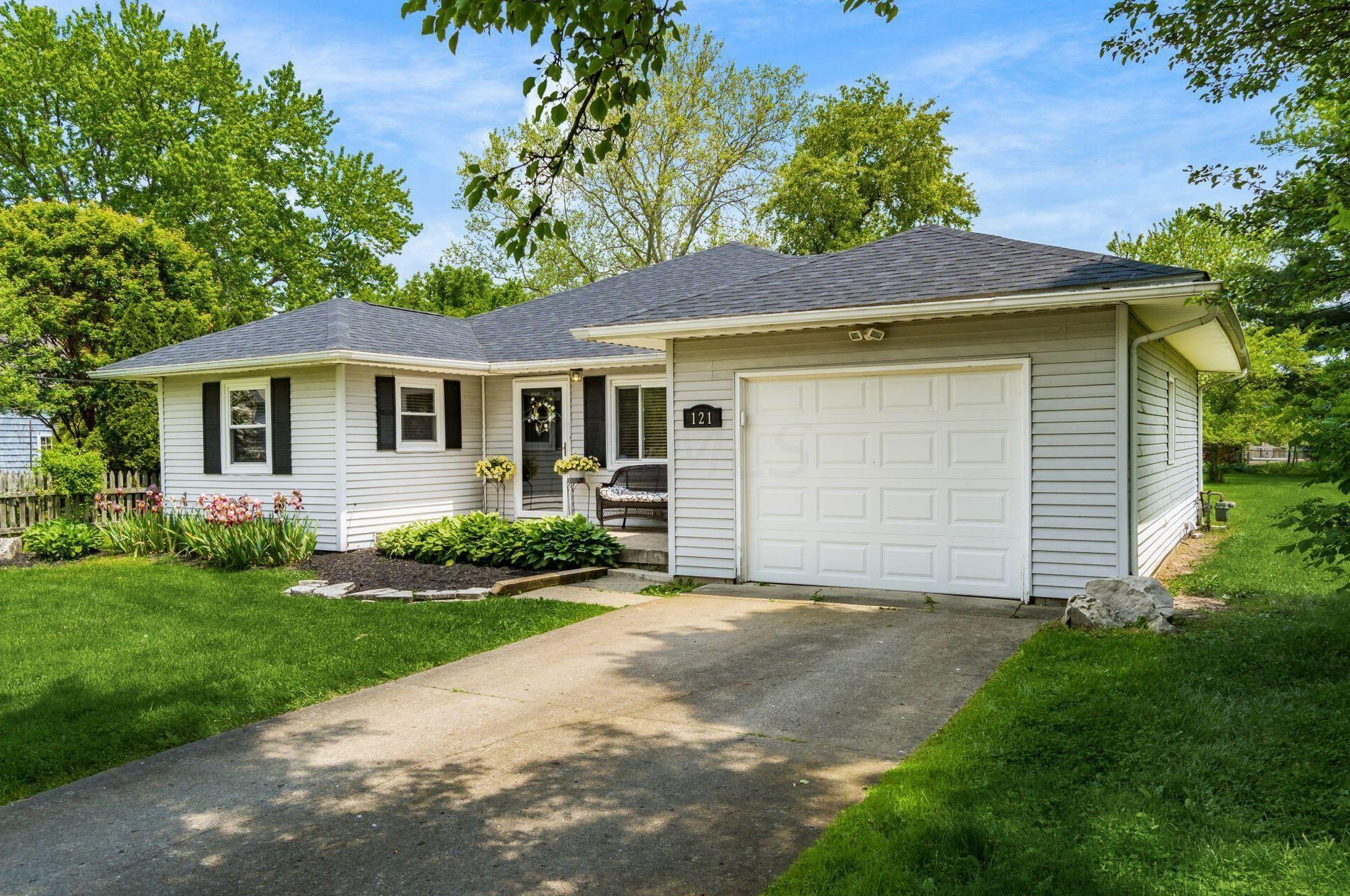 121 Clouse Ln, Granville, OH 43023-1428