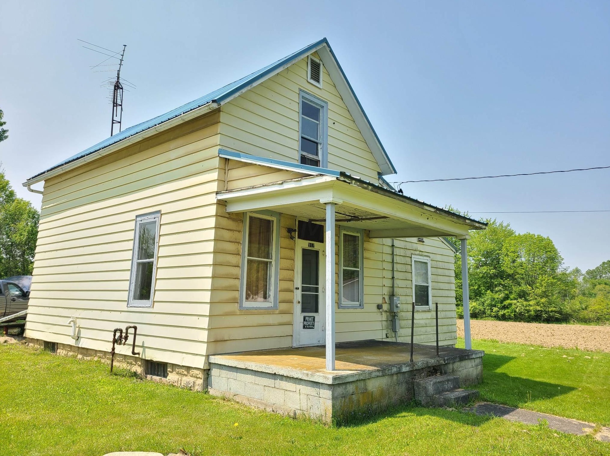 917 Edward St, Sugar Grove Lake, OH 44833