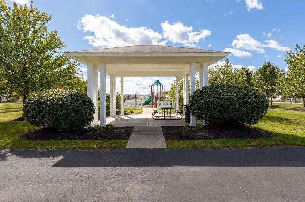 5715 Battle Creek Way, Columbus OH  43228-8953 exterior