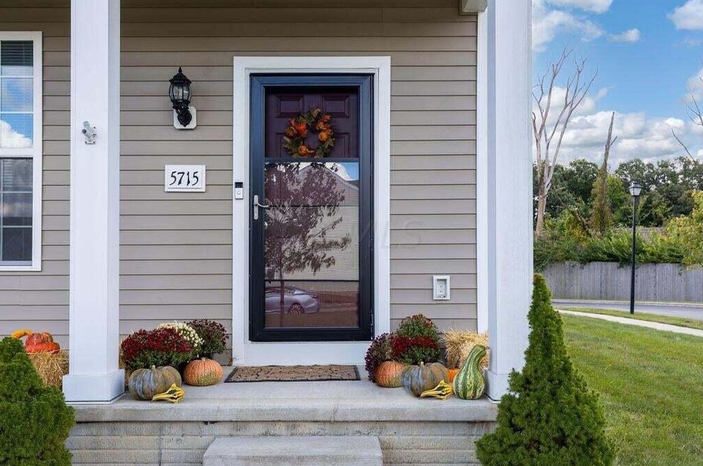 5715 Battle Creek Way, Columbus OH  43228-8953 exterior