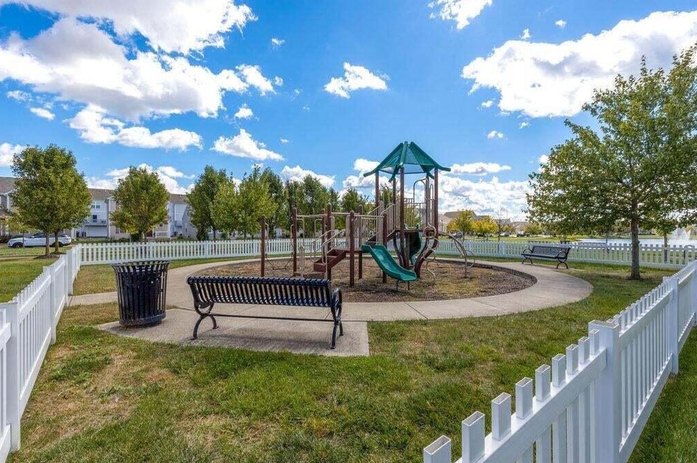 5715 Battle Creek Way, Columbus OH  43228-8953 exterior