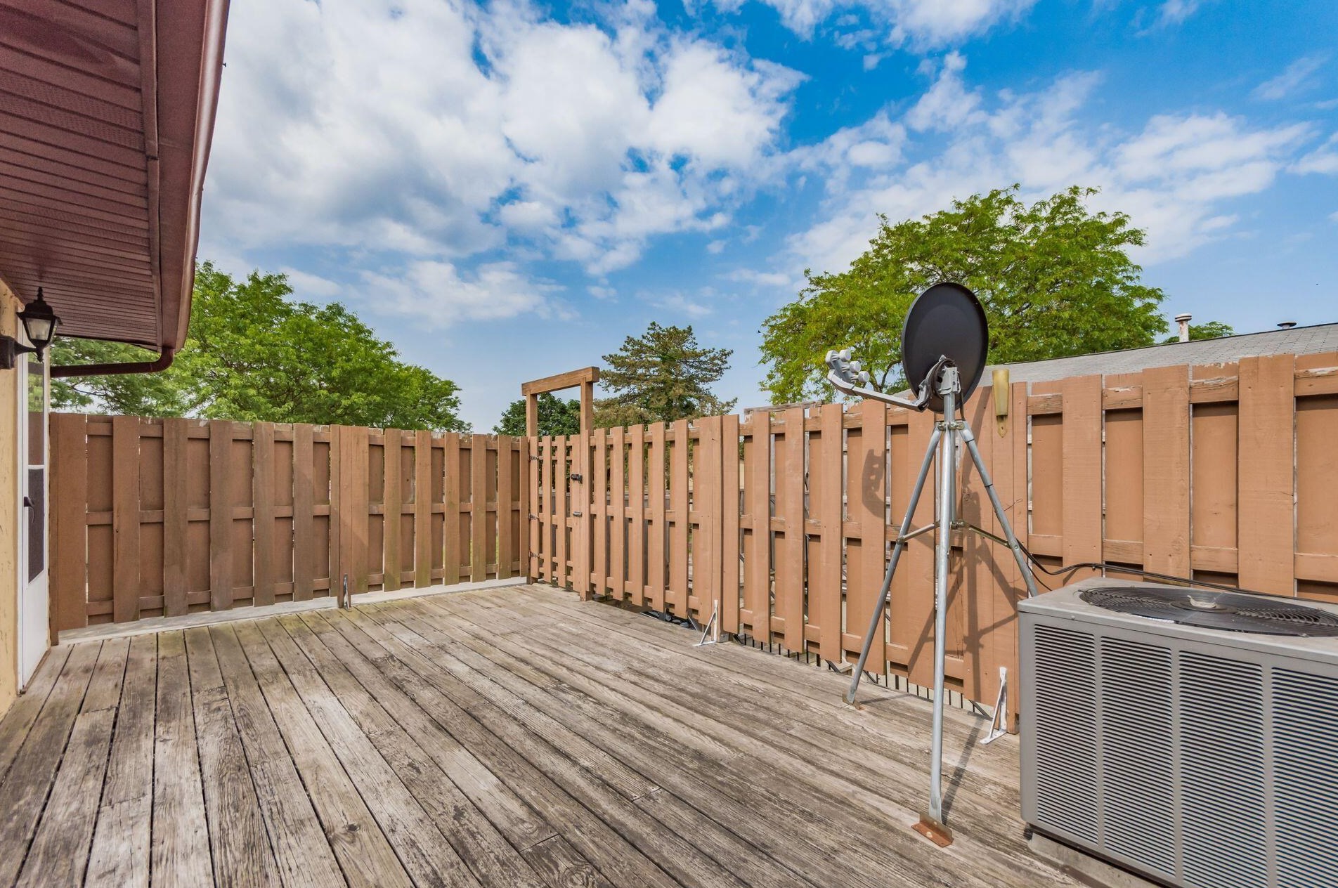 2464 Burgandy Ln, Columbus OH 43232-4296 exterior