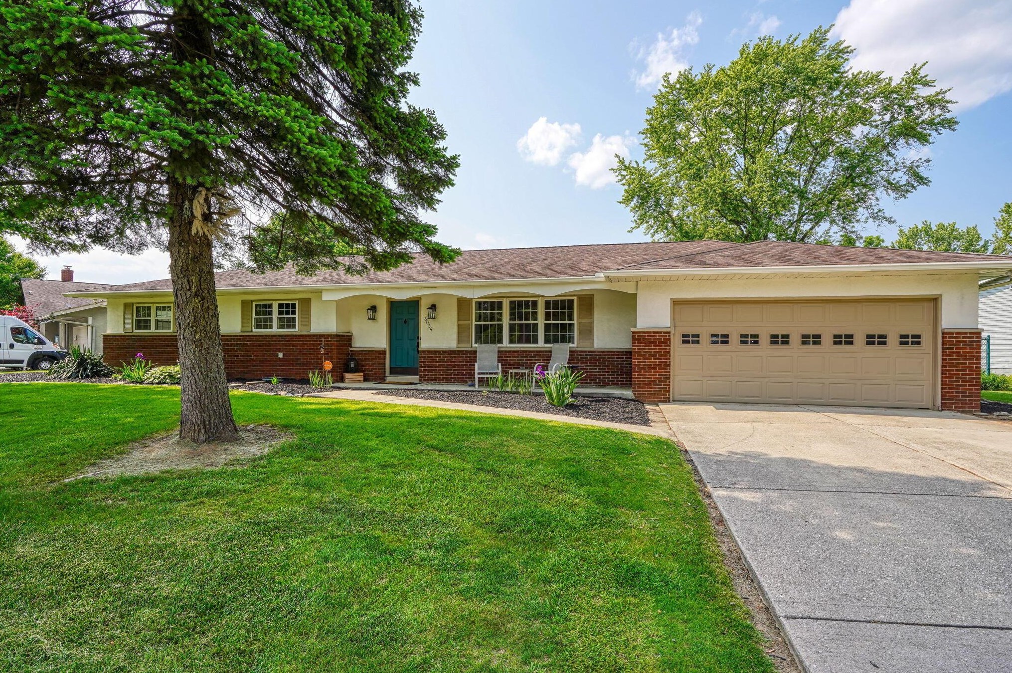 6054 Meadow Wood Ln, Columbus, OH 43228-9676