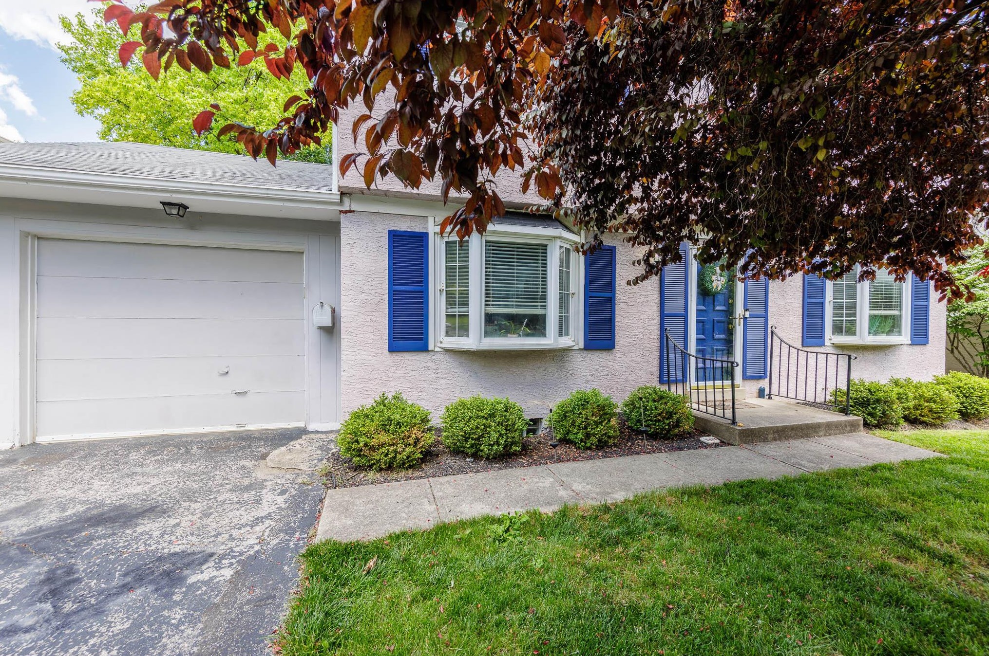 1142 Shady Hill Dr, Columbus, OH 43221-2323