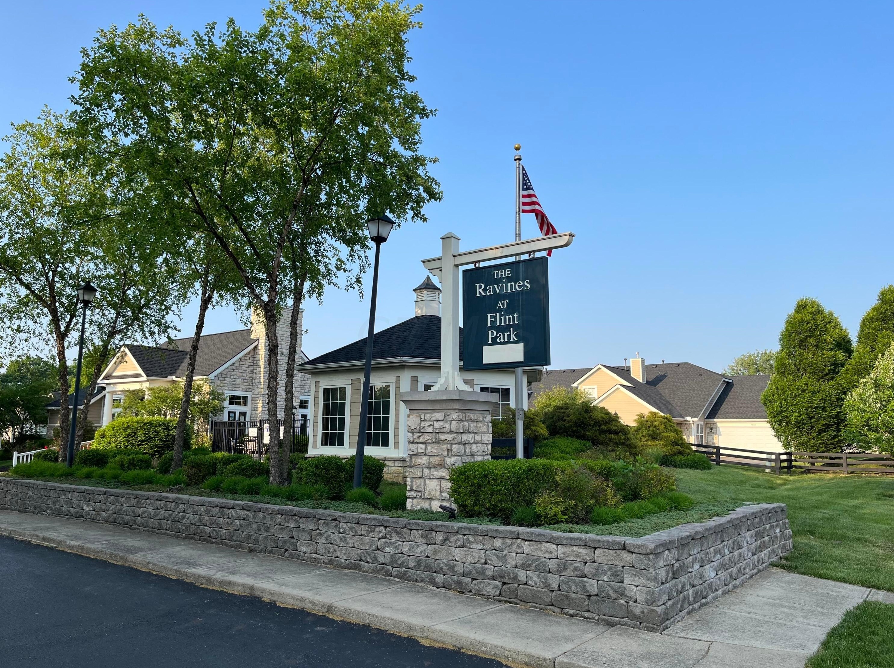 8008 Ravine Run Ln, Columbus, OH 43235-6455