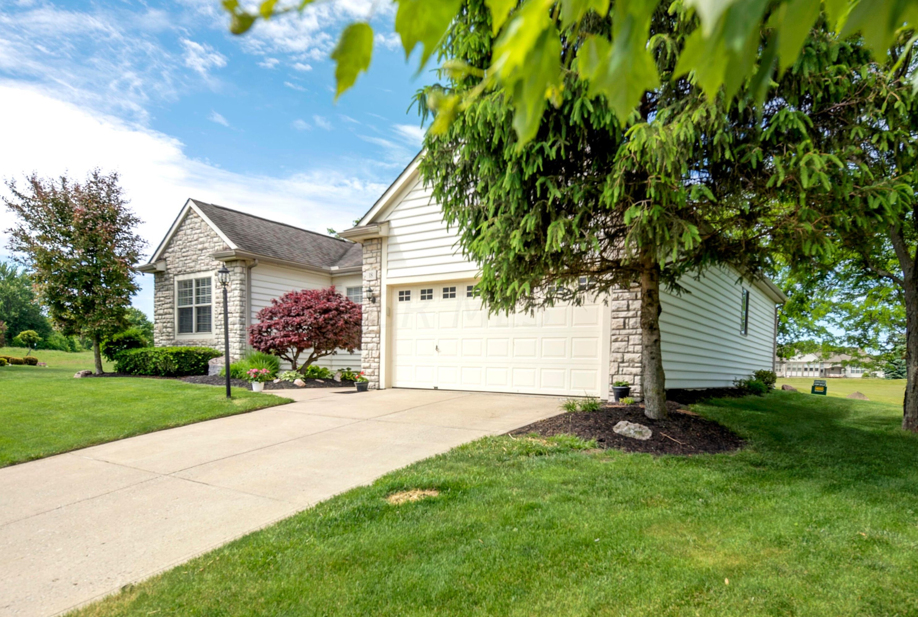 18 Spike Rush Ct, Pataskala, OH 43062