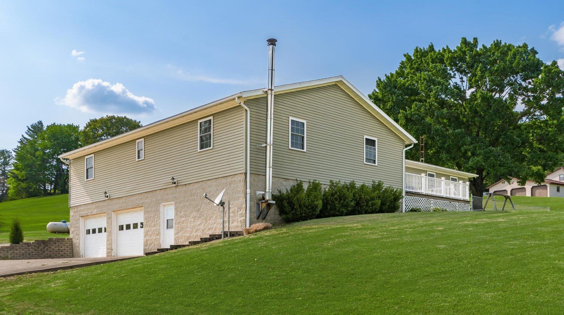 8885 Black Run Rd, Nashport, OH 43830