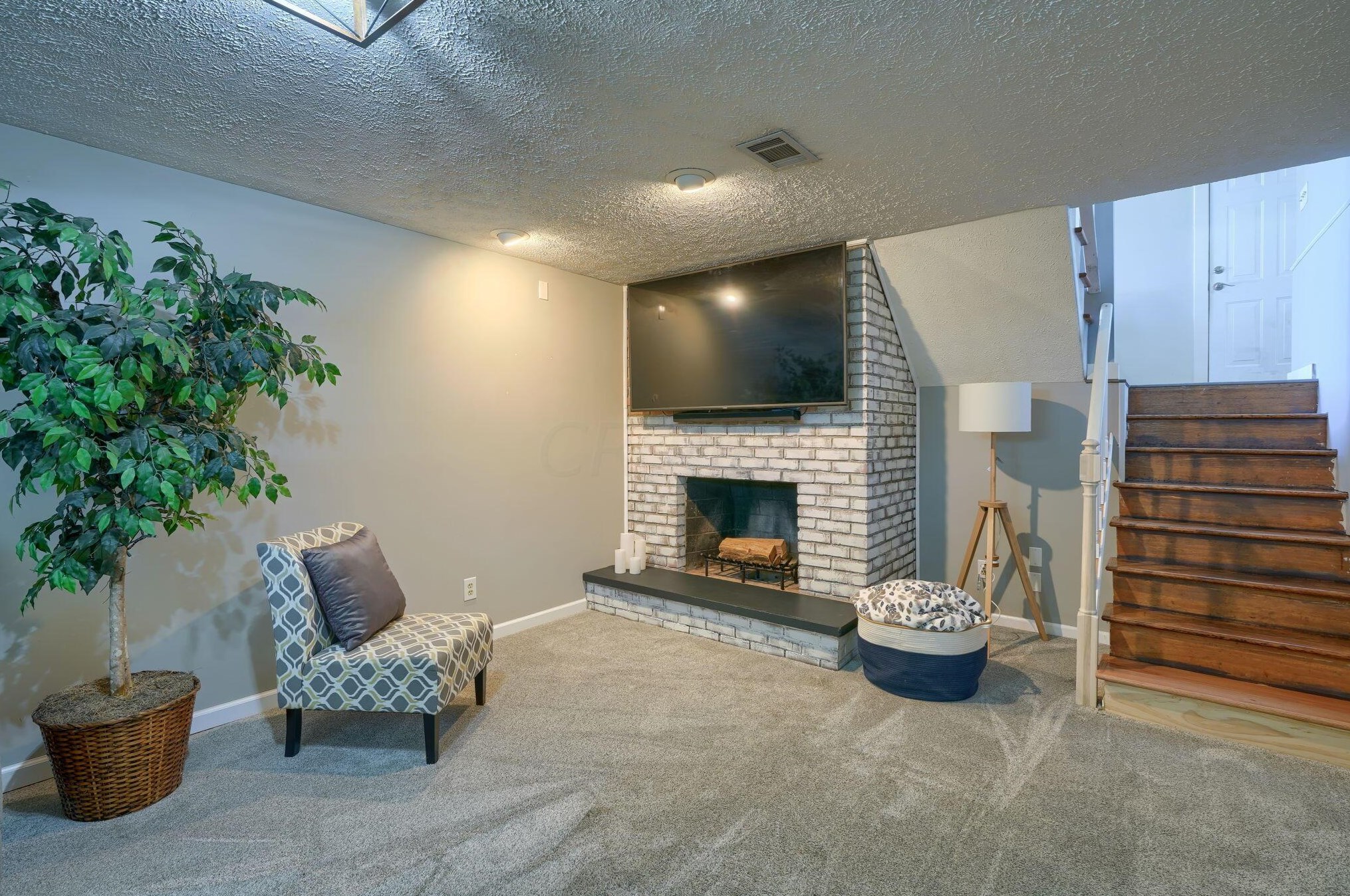 60 Savern Pl, Columbus OH  43230-3125 exterior