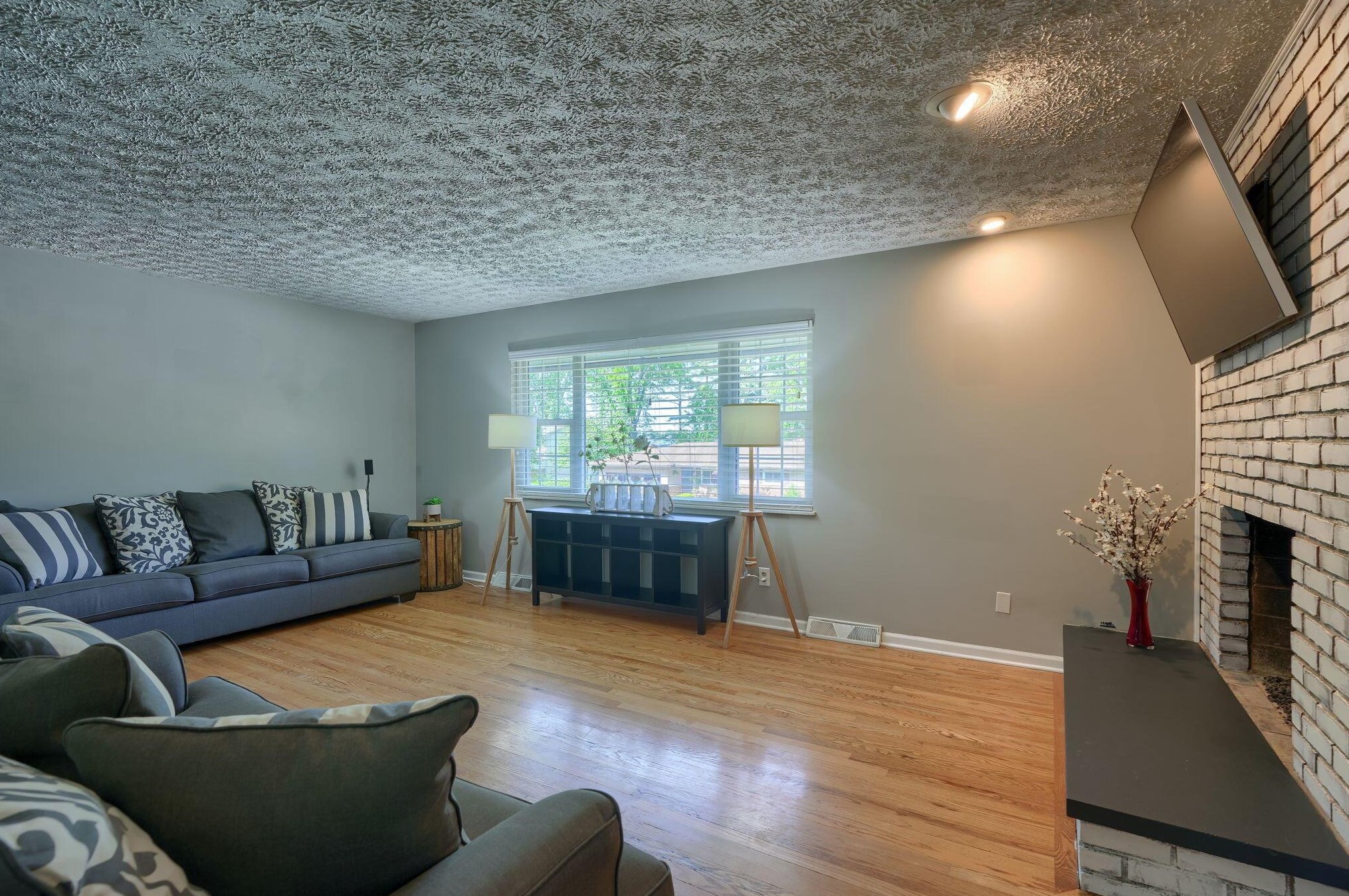 60 Savern Pl, Columbus OH  43230-3125 exterior