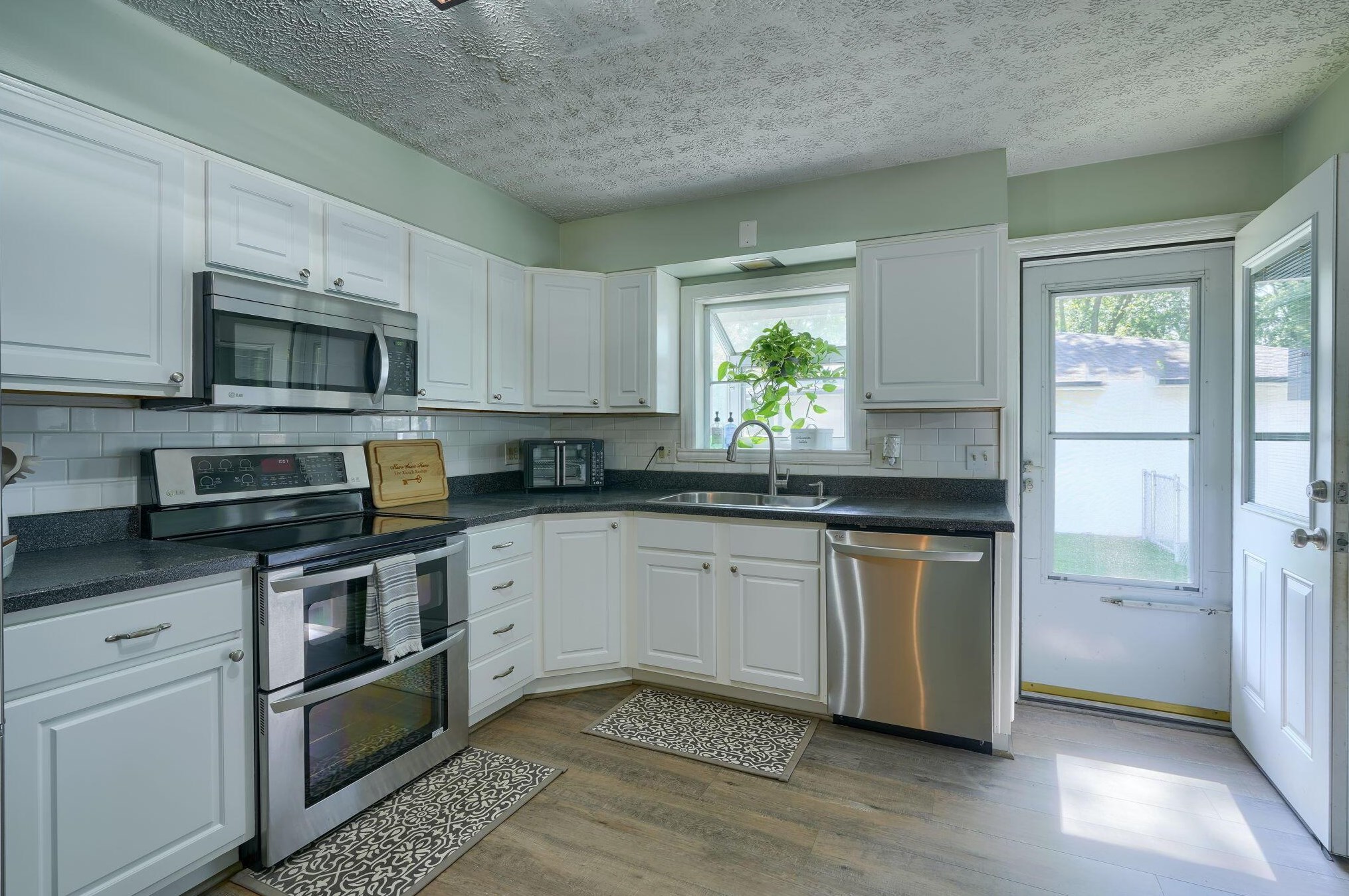 60 Savern Pl, Columbus OH  43230-3125 exterior