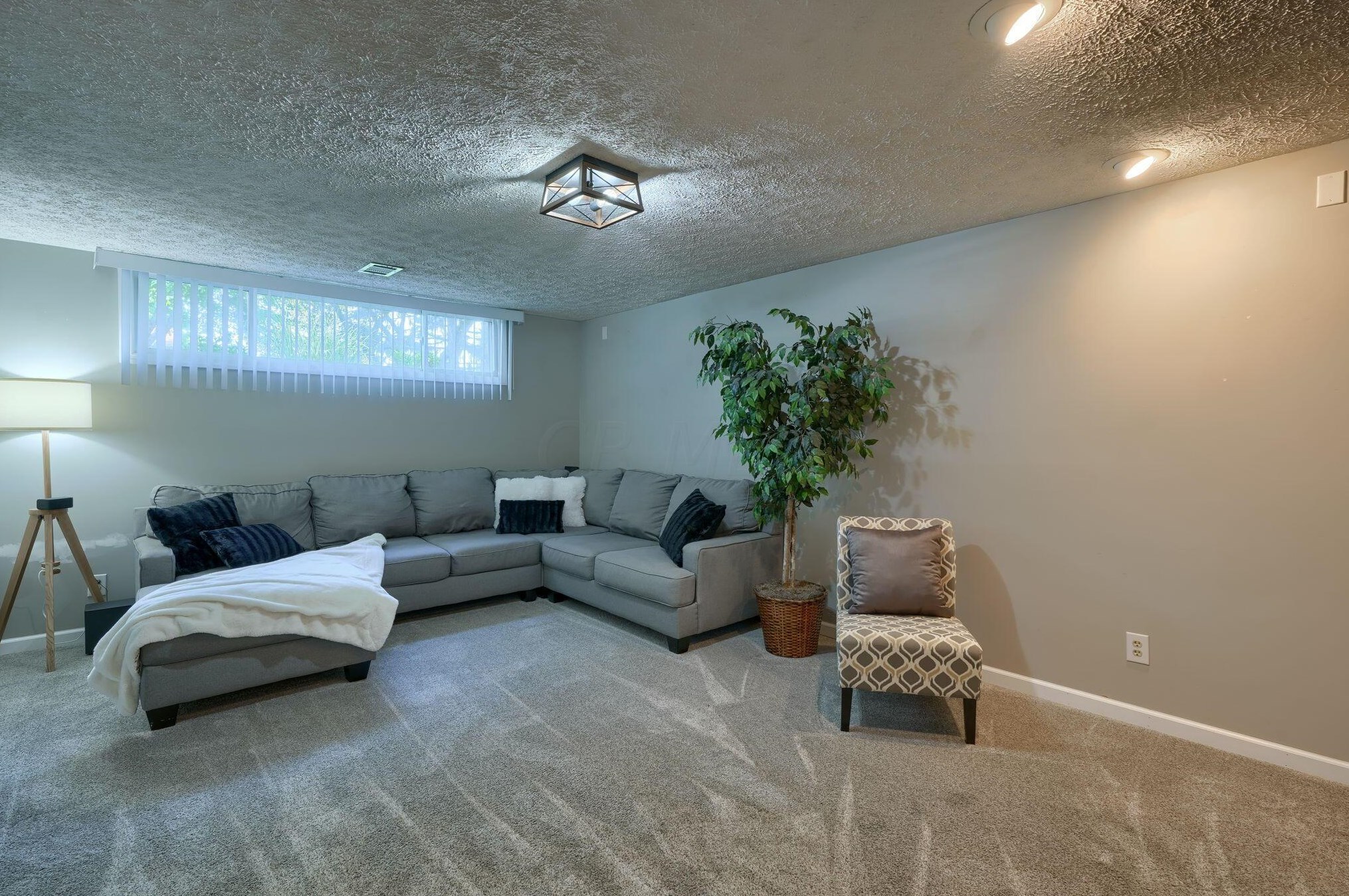 60 Savern Pl, Columbus OH  43230-3125 exterior