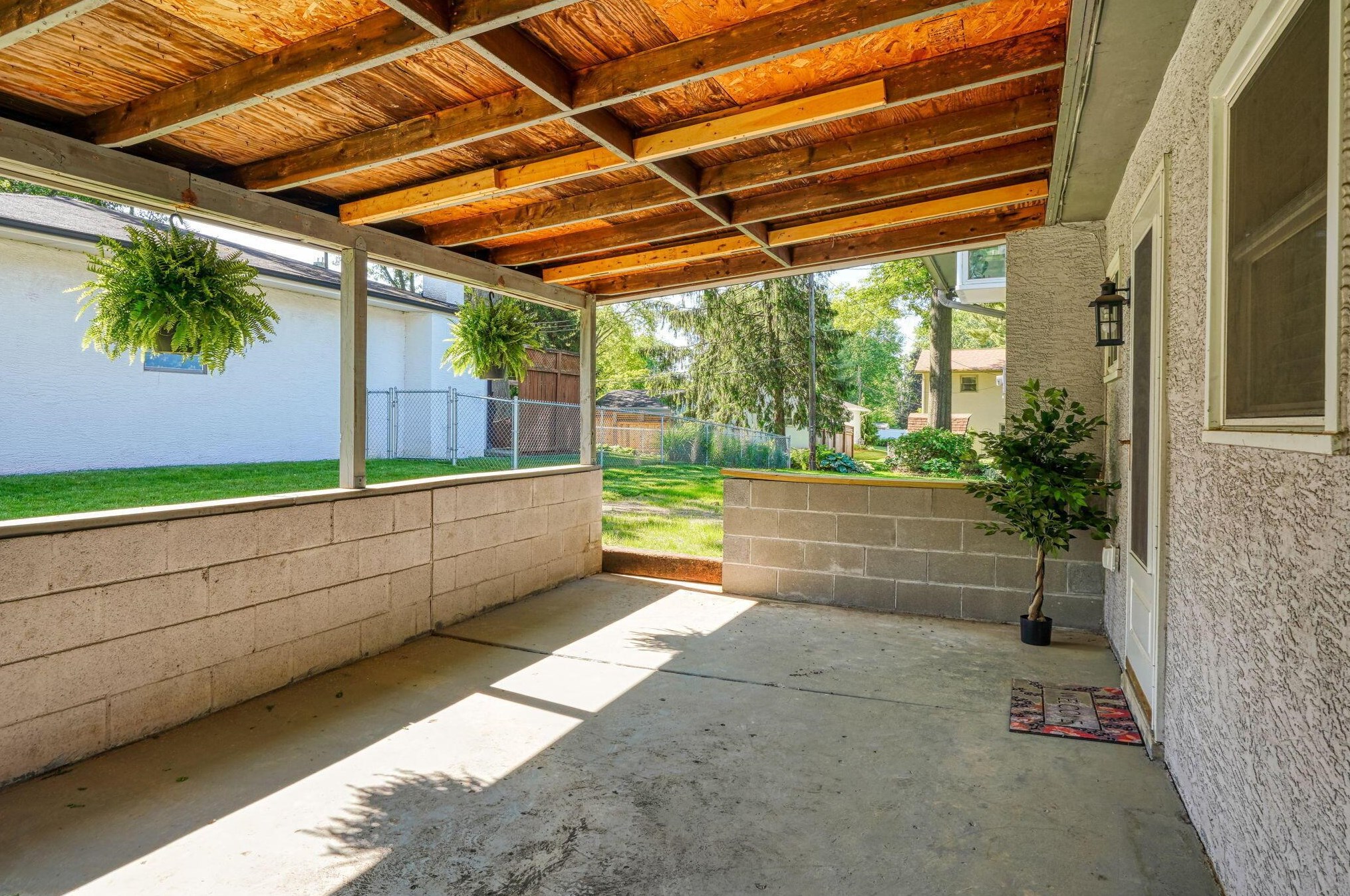 60 Savern Pl, Columbus OH  43230-3125 exterior