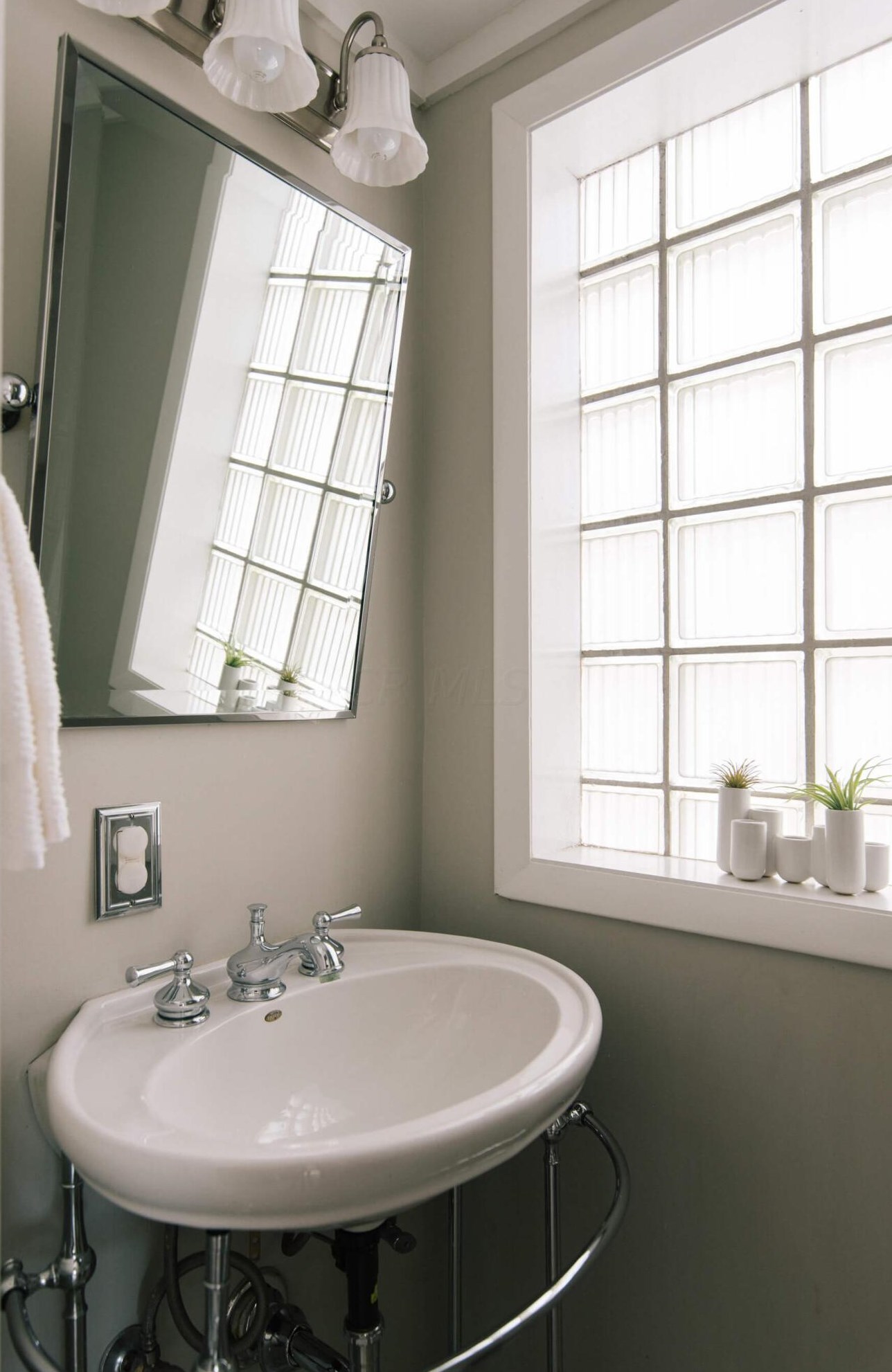 812 Gladden Rd, Columbus OH 43212-3811 exterior