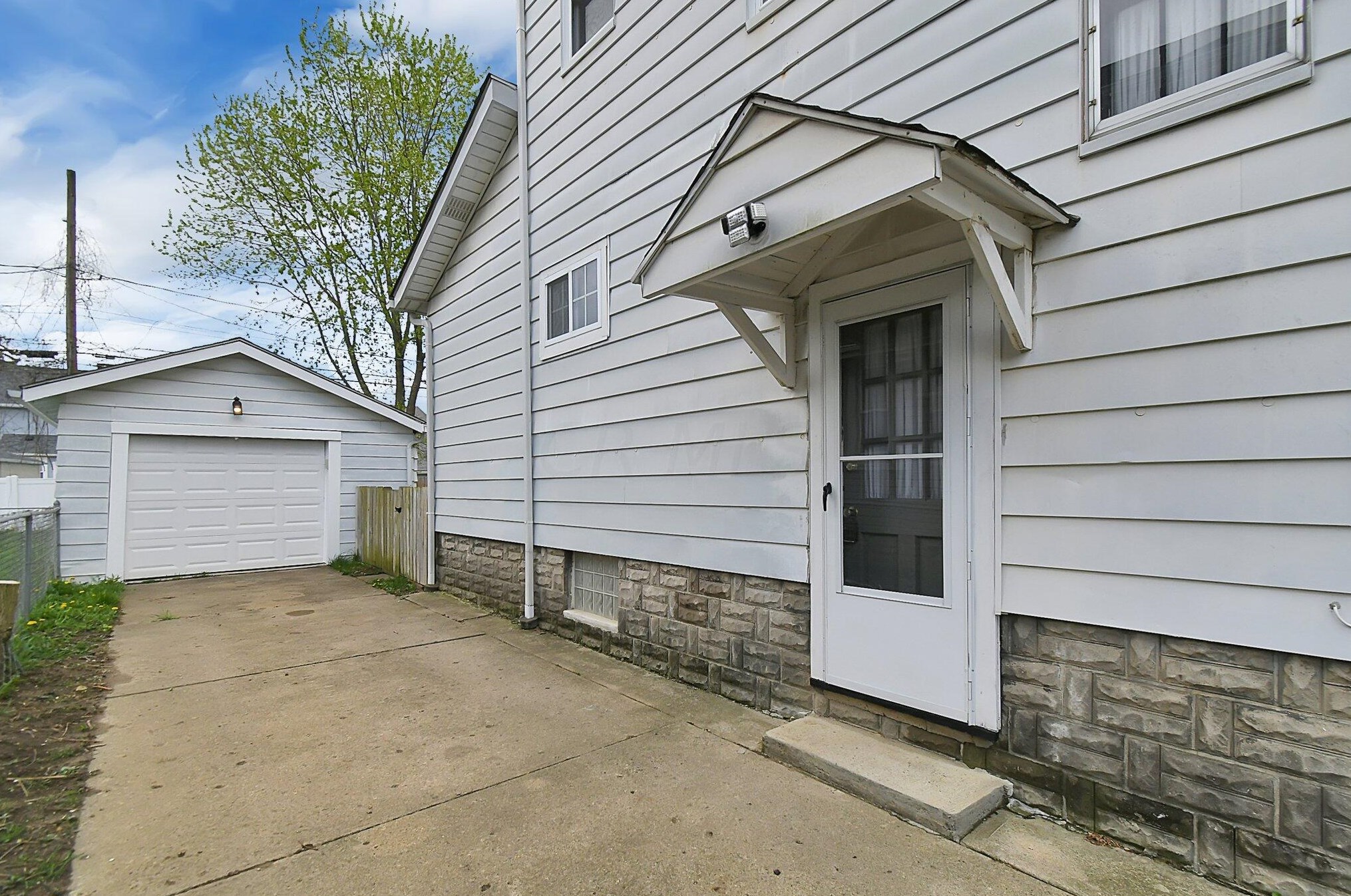 492 Hilltonia Ave, Columbus OH 43223-1611 exterior