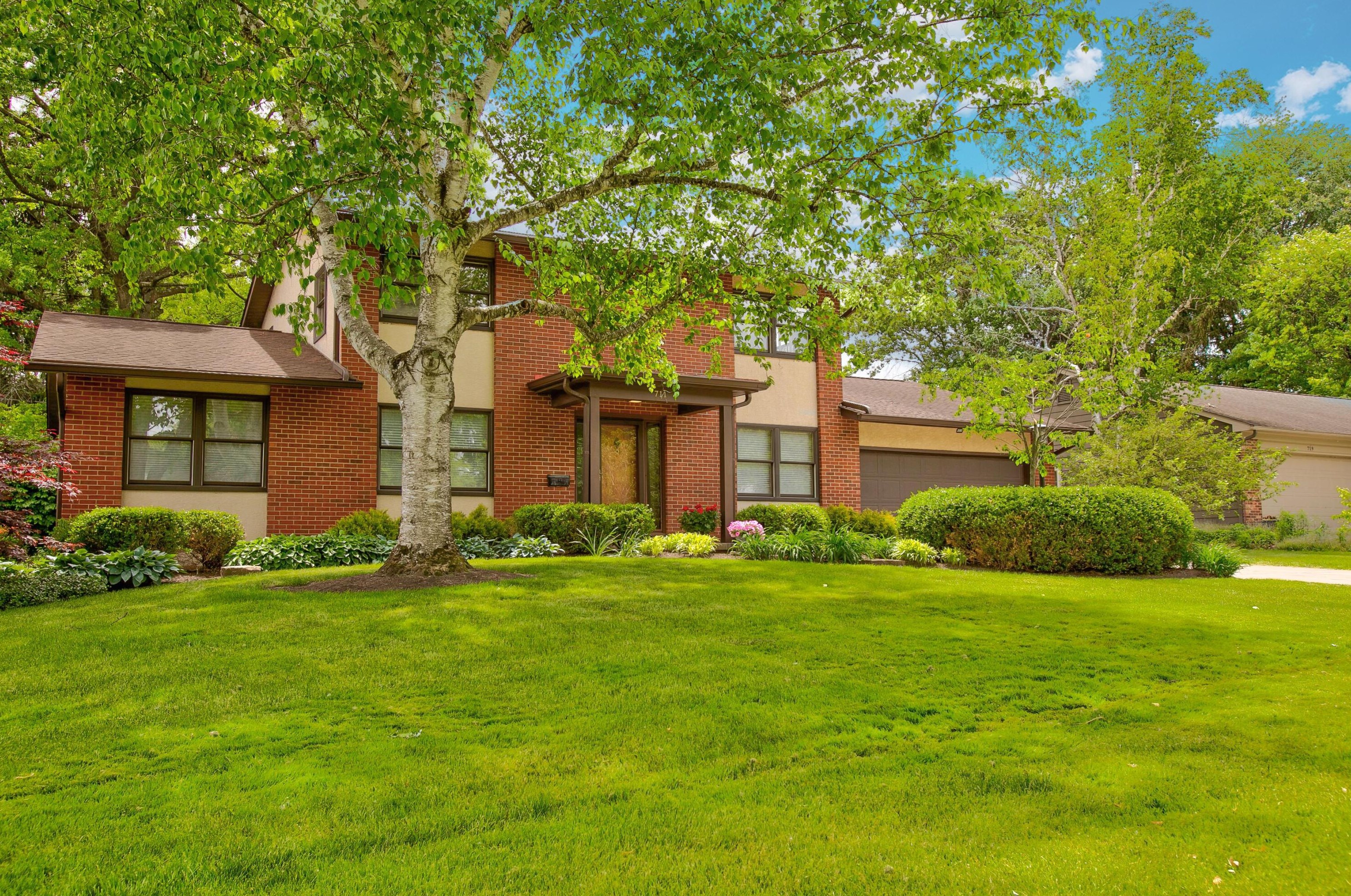 711 Lauraland Dr, Columbus, OH 43214-2433