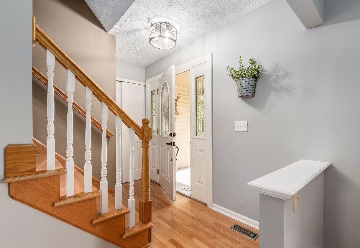 262 Leighway Dr, Westerville, OH 43081-1166