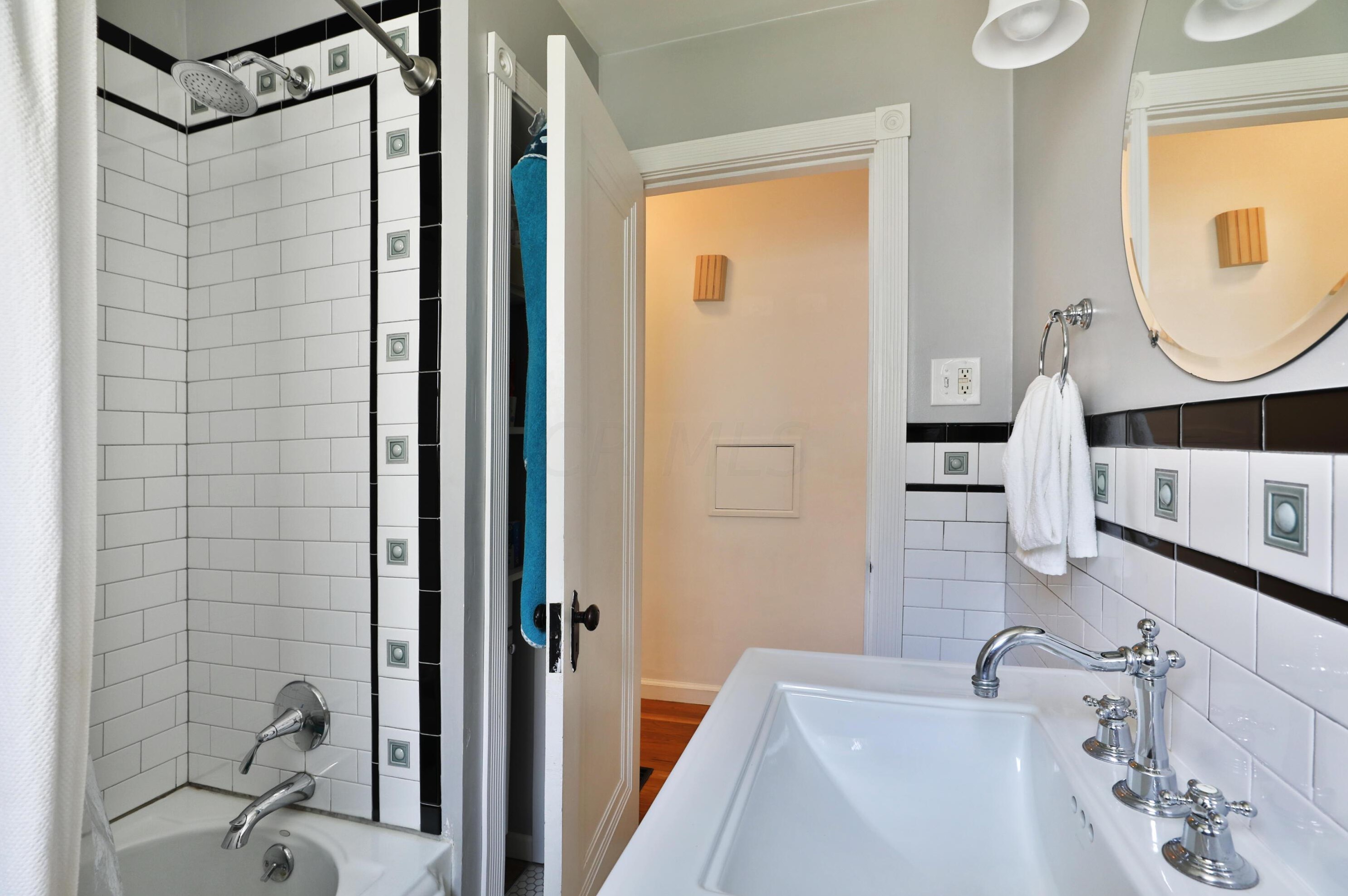 1011 Roosevelt Ave, Columbus OH 43209-1558 exterior