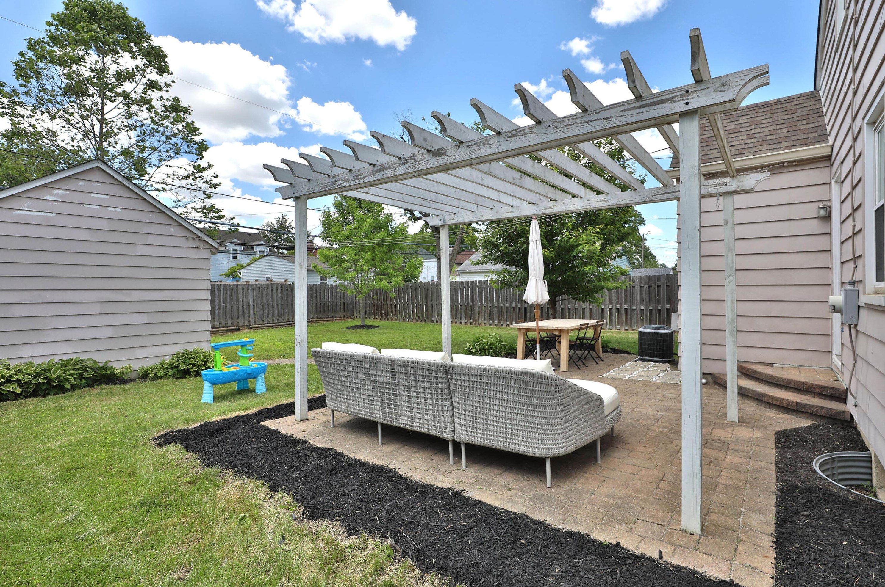 1011 Roosevelt Ave, Columbus OH 43209-1558 exterior