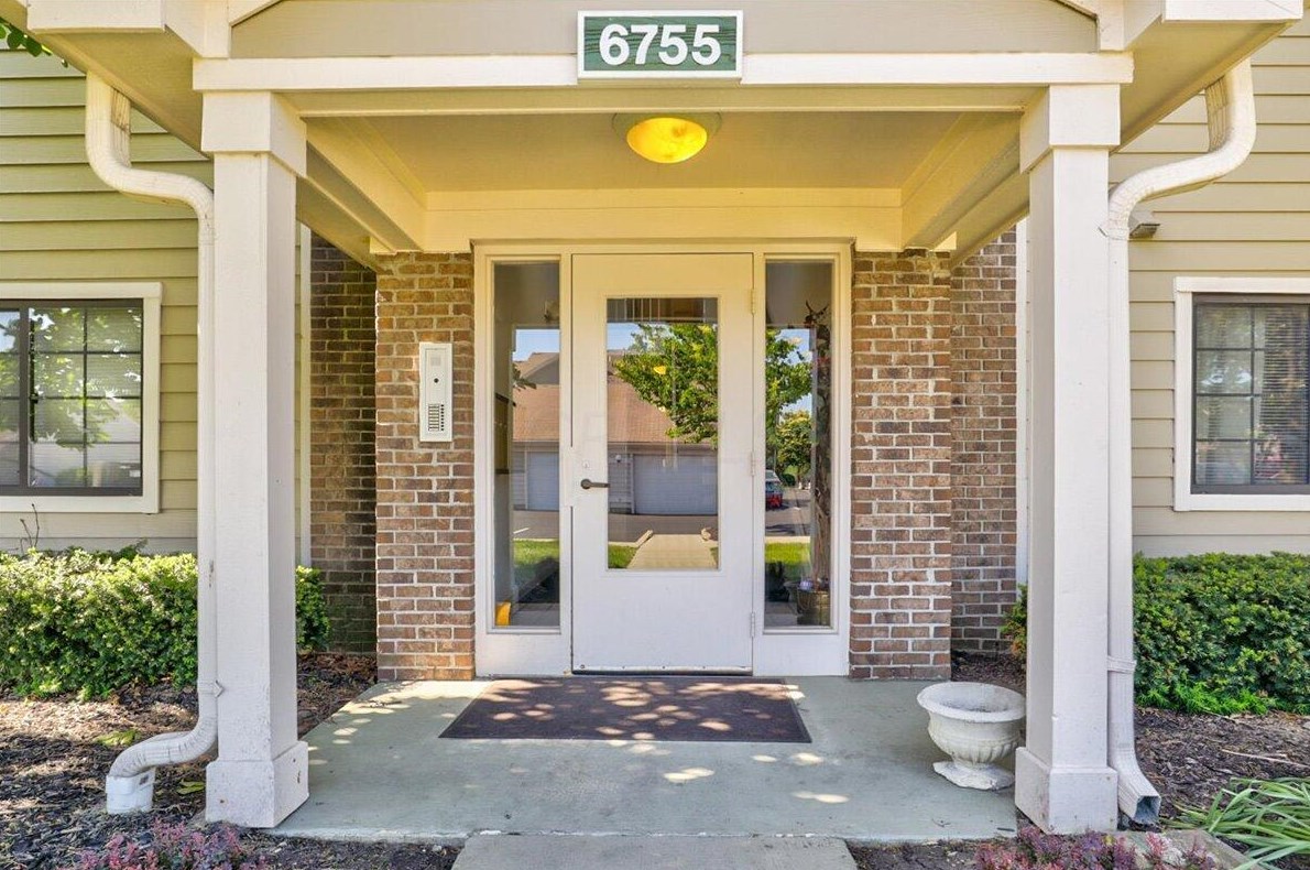 6755 Meadow Creek Dr, Columbus, OH 43235-7920