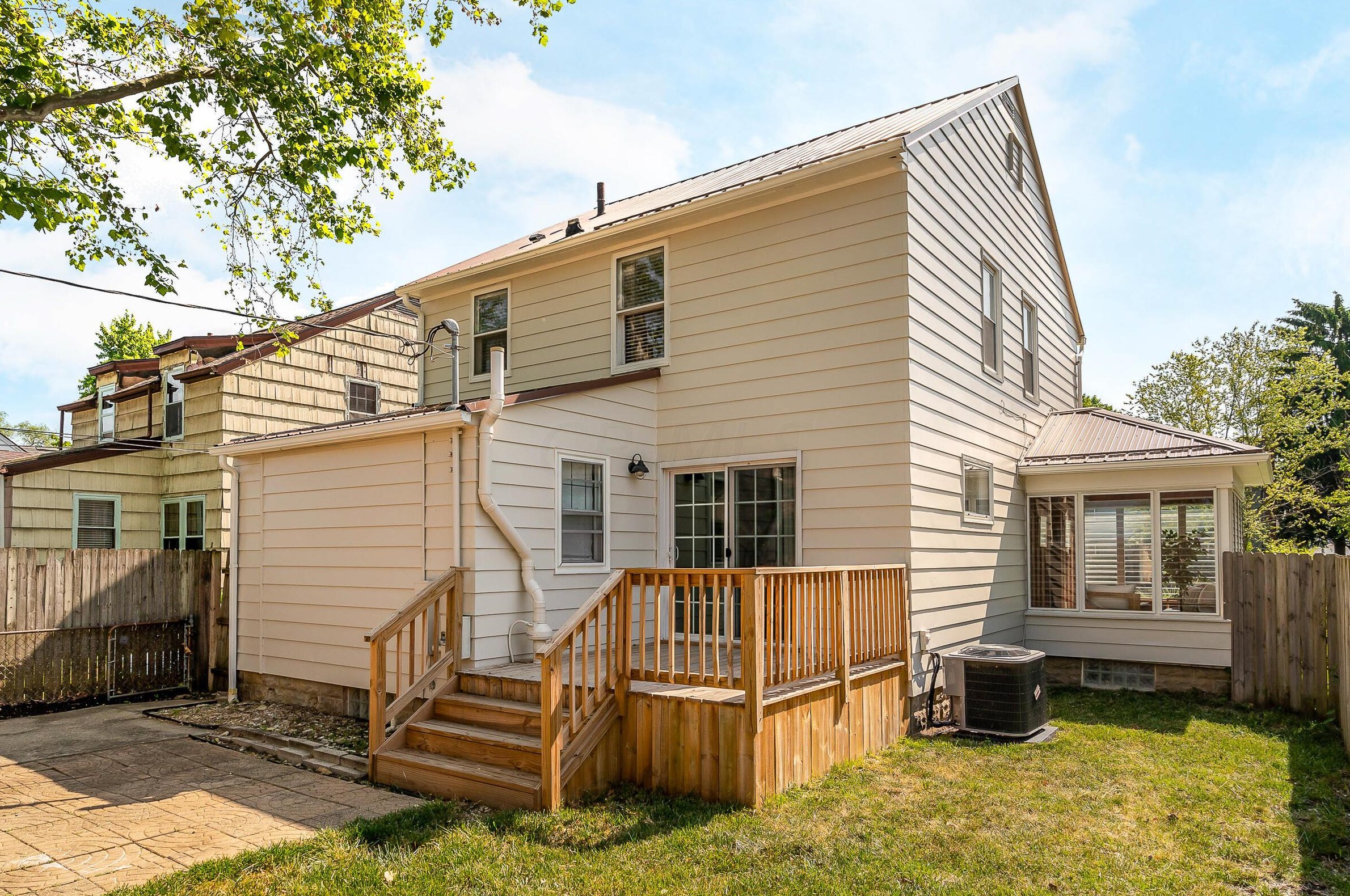 219 Huron Ave, Columbus OH 43204-2662 exterior