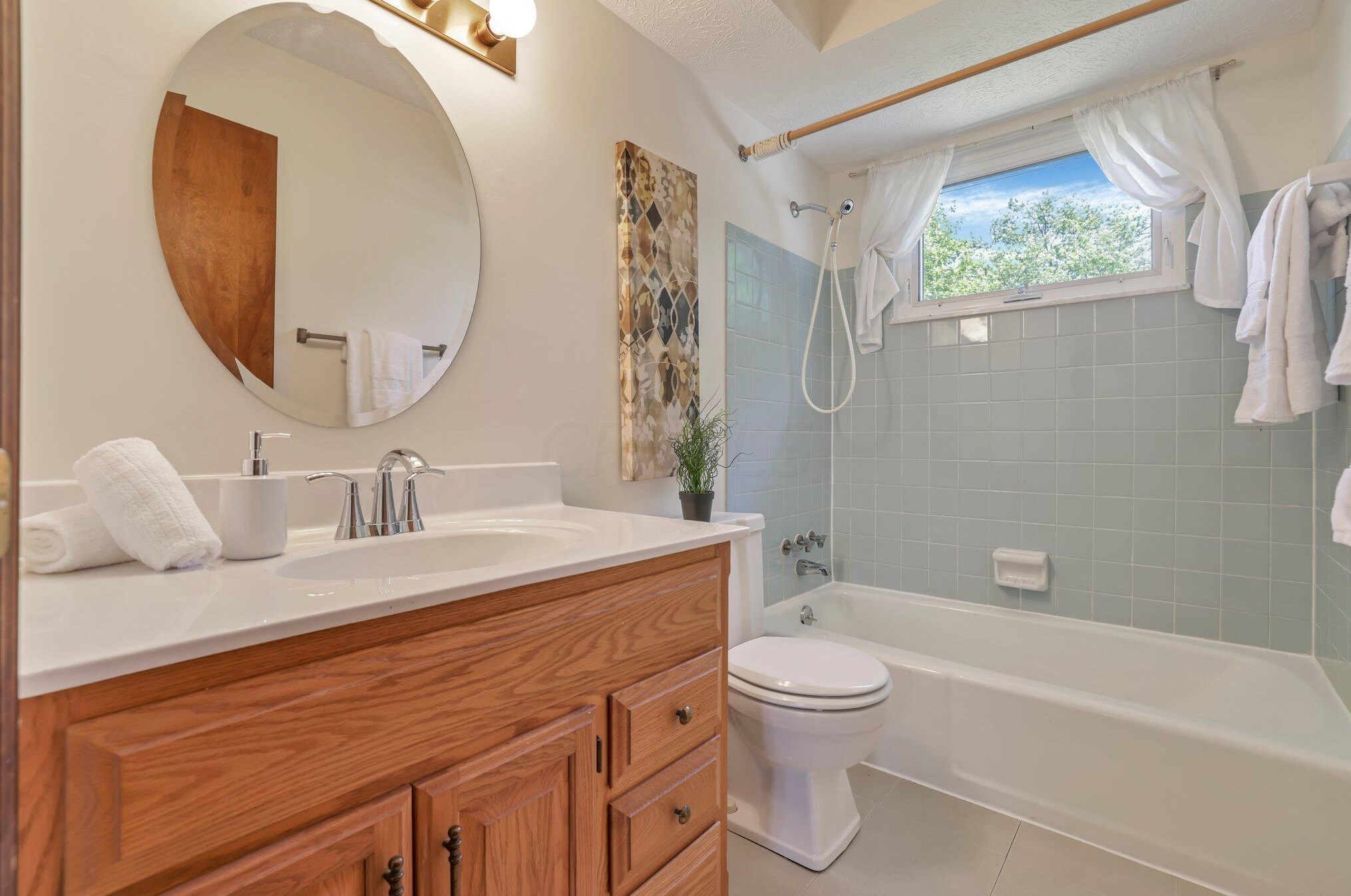 1762 Staffordshire Rd, Columbus OH 43229-2141 exterior