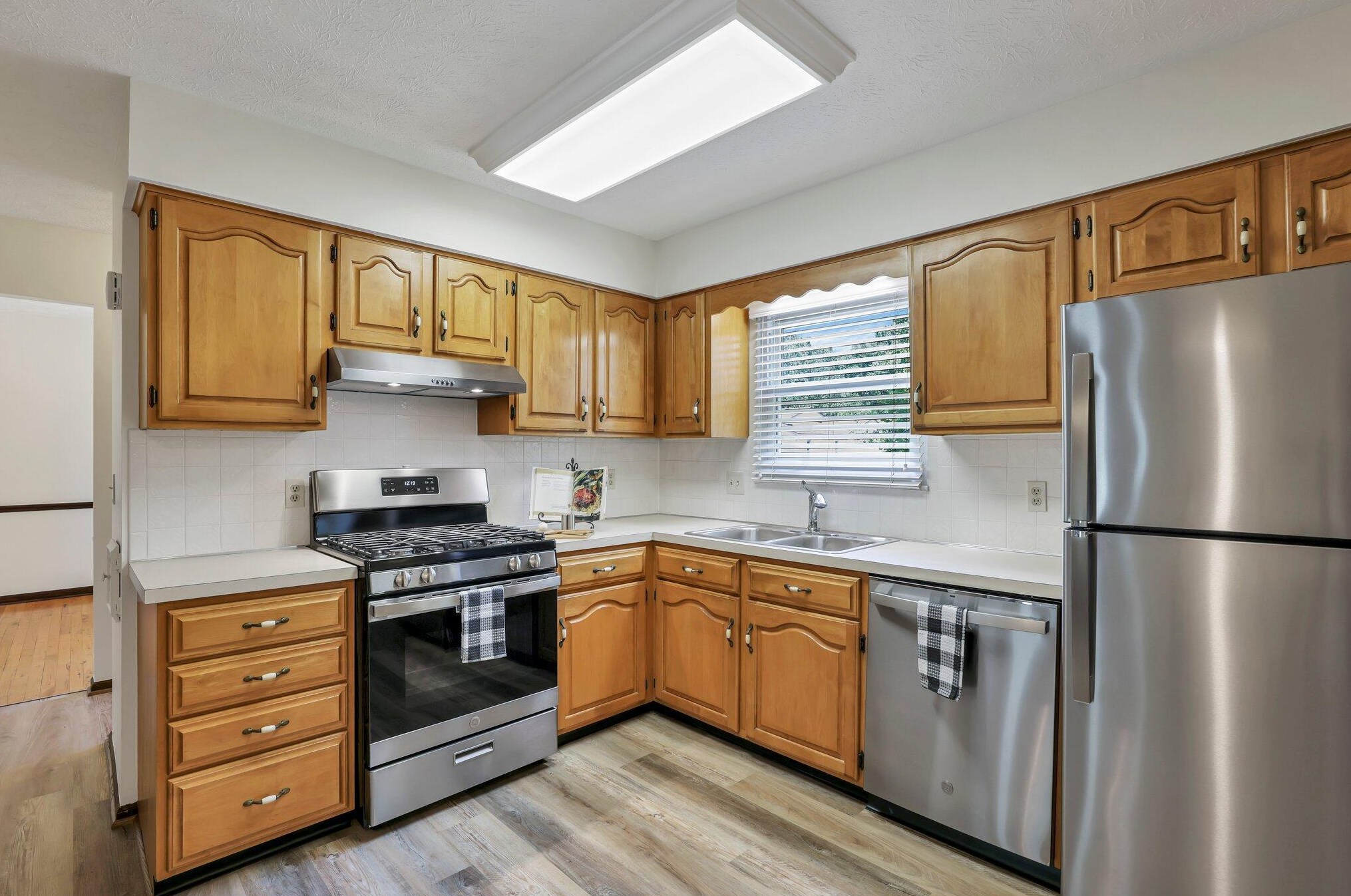 1762 Staffordshire Rd, Columbus OH 43229-2141 exterior