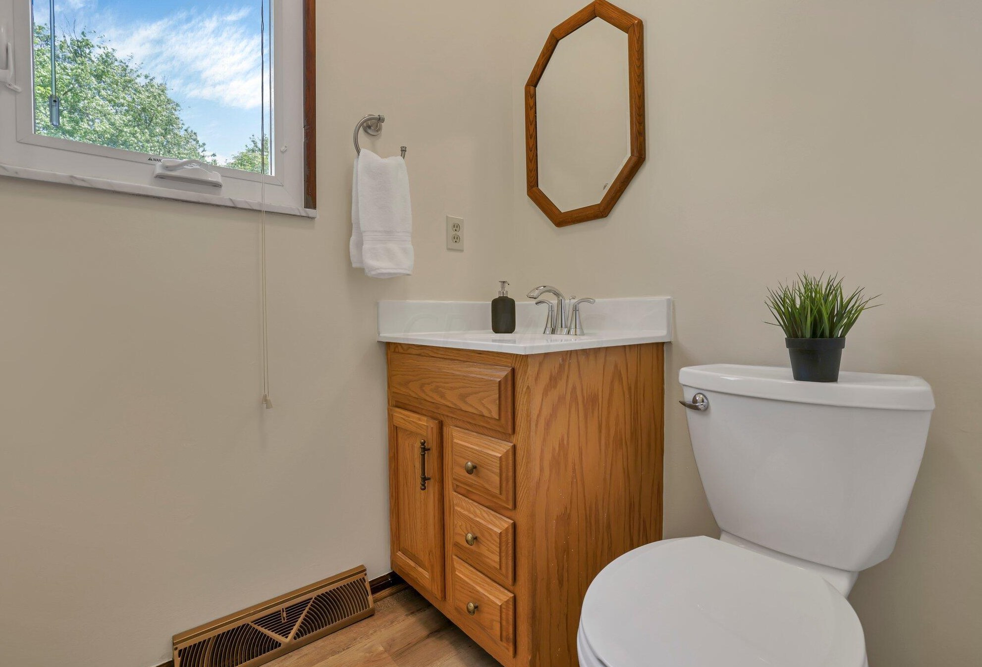 1762 Staffordshire Rd, Columbus OH 43229-2141 exterior