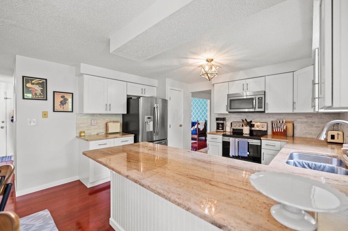 6891 Sparrow Ln, Columbus OH 43235-6200 exterior